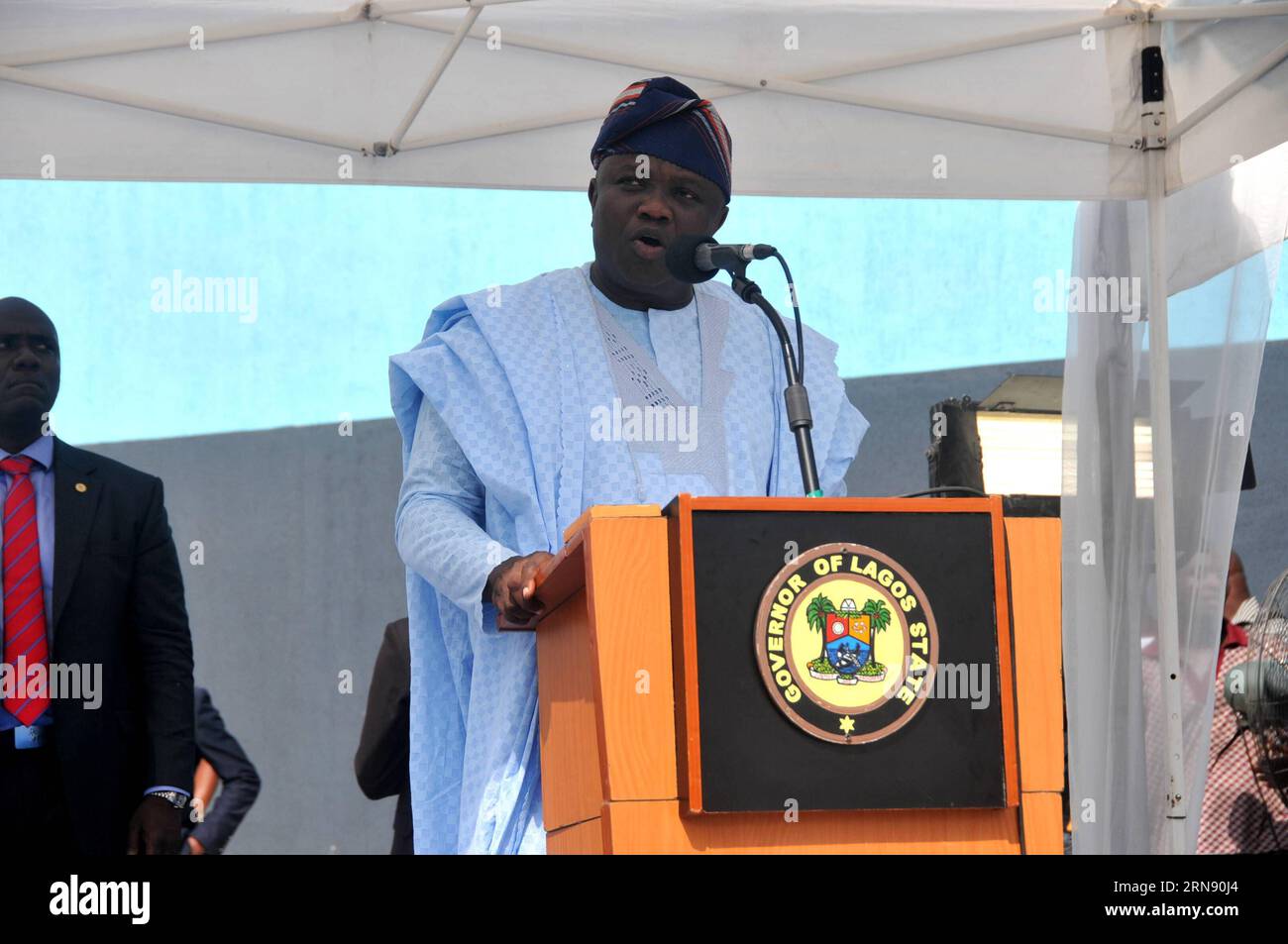 (151112) -- LAGOS, 12 novembre 2015 -- il governatore dello Stato di Lagos Akinwunmi Ambode parla durante la cerimonia di inaugurazione dei progetti Mile 12-Ikorodu Road Widening and Bus Rapid Transit (BRT) a Lagos, la città più grande della Nigeria, 12 novembre 2015. I progetti Mile 12-Ikorodu Road Widening and Bus Rapid Transit (BRT) costruiti dalla China Civil Engineering Construction Company (CCECC) a Lagos, il fulcro economico della Nigeria, sono destinati a portare benefici a milioni di residenti e automobilisti dello stato. ) NIGERIA-LAGOS-CCECC-COSTRUZIONE STRADALE JiangxXintong PUBLICATIONxNOTxINxCHN Lagos 12 novembre 2015 governo Foto Stock