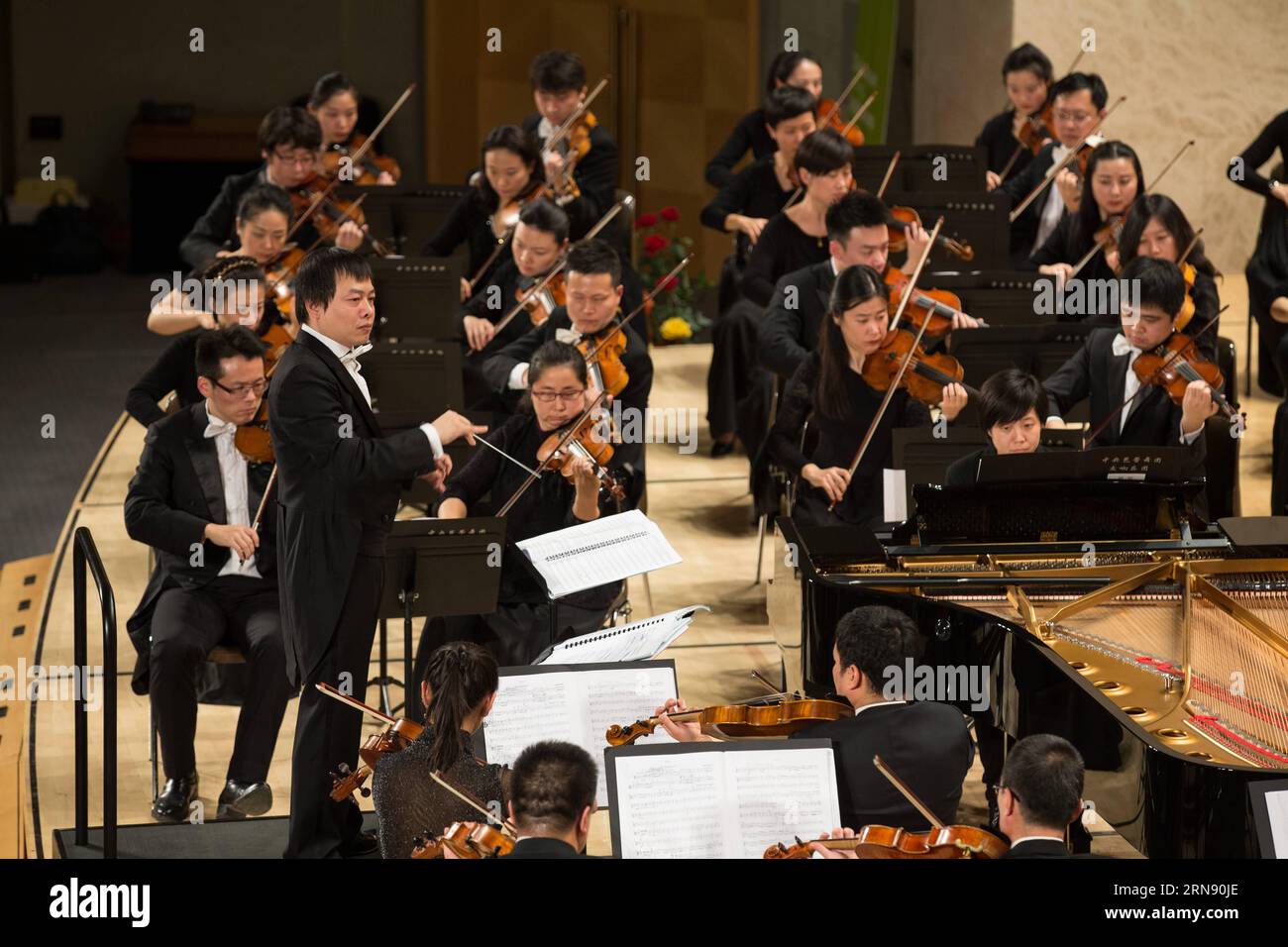 (151112) -- GINEVRA, 12 novembre 2015 -- i musicisti del National Ballet of China Symphony Orchestra presentano brani di musica classica di ciascuno dei membri permanenti del Consiglio di sicurezza delle Nazioni Unite al Palais des Nations di Ginevra, Svizzera, 12 novembre 2015. Un concerto congiunto a nome dei cinque membri permanenti del Consiglio di sicurezza delle Nazioni Unite si è tenuto giovedì a Ginevra per celebrare il 70° anniversario delle Nazioni Unite. ) SVIZZERA-GINEVRA-un-70 ° ANNIVERSARIO-CONCERTO XuxJinquan PUBLICATIONxNOTxINxCHN Vereinte Nationen: Konzert zum 70. Jahrestag Ginevra 12 novembre 2015 musicisti della N Foto Stock