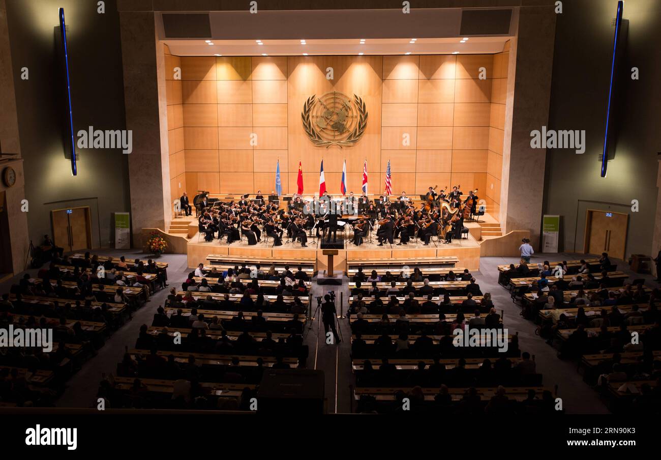(151112) -- GINEVRA, 12 novembre 2015 -- i musicisti del National Ballet of China Symphony Orchestra presentano brani di musica classica di ciascuno dei membri permanenti del Consiglio di sicurezza delle Nazioni Unite al Palais des Nations di Ginevra, Svizzera, 12 novembre 2015. Un concerto congiunto a nome dei cinque membri permanenti del Consiglio di sicurezza delle Nazioni Unite si è tenuto giovedì a Ginevra per celebrare il 70° anniversario delle Nazioni Unite. ) SVIZZERA-GINEVRA-un-70 ° ANNIVERSARIO-CONCERTO XuxJinquan PUBLICATIONxNOTxINxCHN Vereinte Nationen: Konzert zum 70. Jahrestag Ginevra 12 novembre 2015 musicisti della N Foto Stock