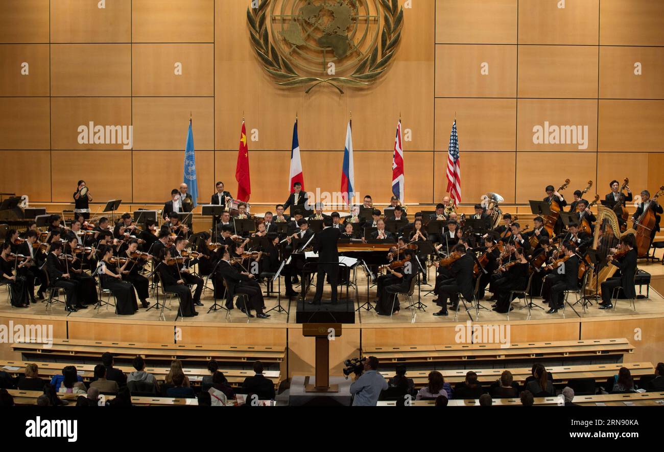 (151112) -- GINEVRA, 12 novembre 2015 -- i musicisti del National Ballet of China Symphony Orchestra presentano brani di musica classica di ciascuno dei membri permanenti del Consiglio di sicurezza delle Nazioni Unite al Palais des Nations di Ginevra, Svizzera, 12 novembre 2015. Un concerto congiunto a nome dei cinque membri permanenti del Consiglio di sicurezza delle Nazioni Unite si è tenuto giovedì a Ginevra per celebrare il 70° anniversario delle Nazioni Unite. ) SVIZZERA-GINEVRA-un-70 ° ANNIVERSARIO-CONCERTO XuxJinquan PUBLICATIONxNOTxINxCHN Vereinte Nationen: Konzert zum 70. Jahrestag Ginevra 12 novembre 2015 musicisti della N Foto Stock