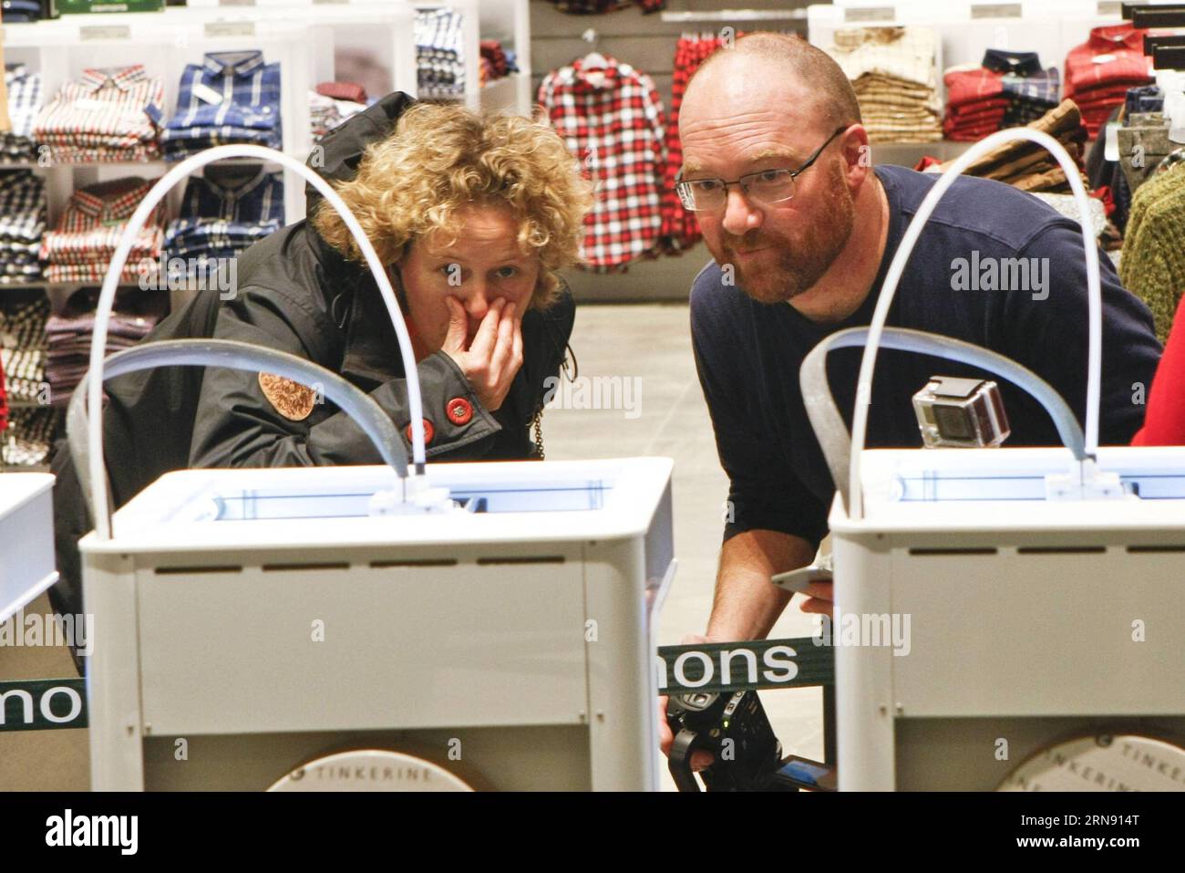 Le persone guardano da vicino una stampante 3D in corso a Vancouver, Canada, 13 novembre 2015. In preparazione del 150° anniversario della Confederazione canadese nel 2017, l'artista canadese Douglas Coupland sta conducendo un progetto artistico di 2 anni raccogliendo immagini 3D dei cittadini di tutto il paese. Queste immagini saranno utilizzate per comporre una scultura come l'identità significativa di combinazione di arte e tecnologia nel XXI secolo.) (yy) CANADA-VANCOUVER-ART-3D PRINTING-SCULPTURE Liangxsen PUBLICATIONxNOTxINxCHN Celebrities dai un'occhiata PIÙ DA VICINO a una stampante 3D in corso a Vancouver Canada Nov Foto Stock