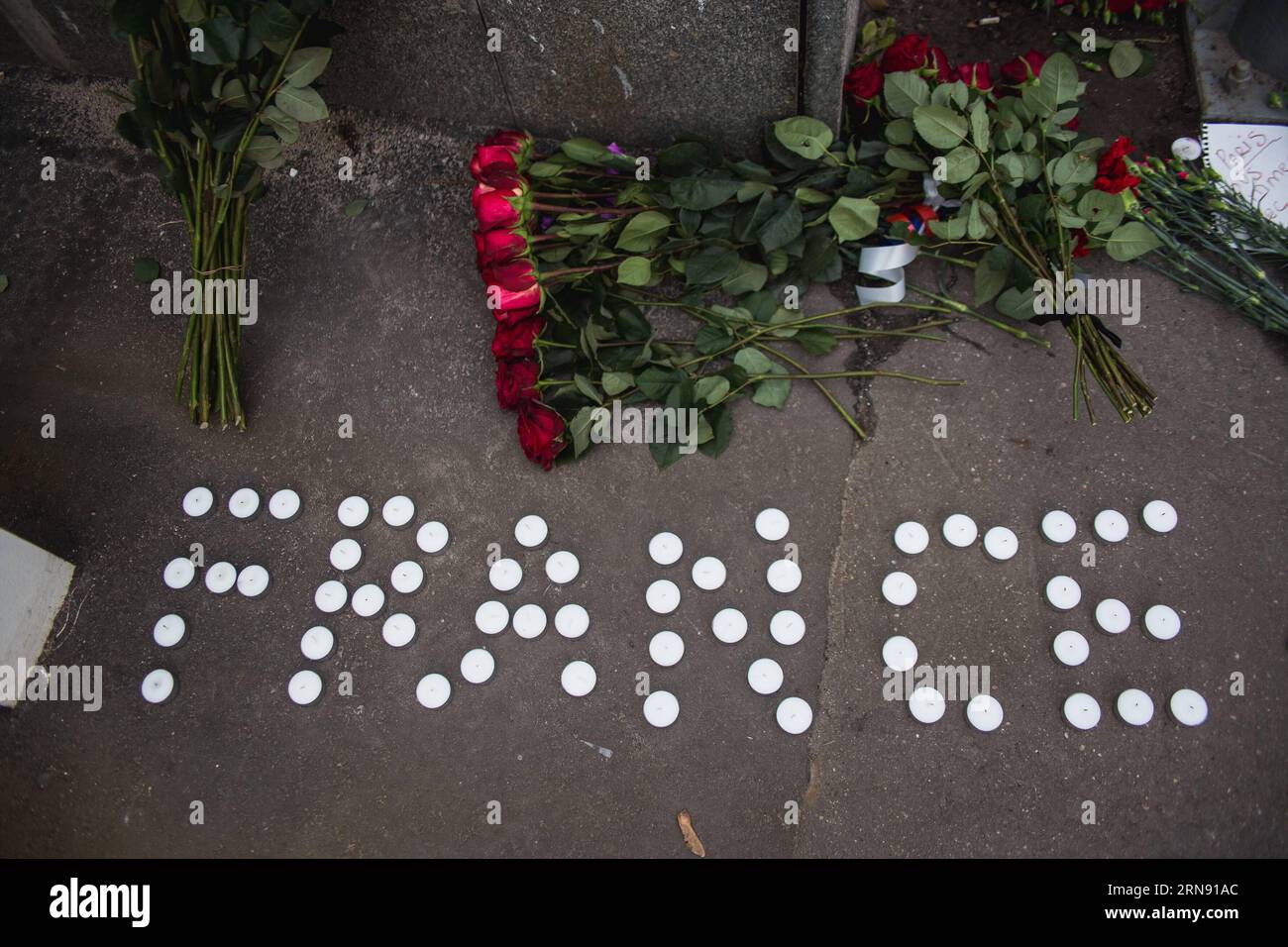 (151114) -- MOSCA, 14 novembre 2015 -- le candele sono viste in memoria delle vittime di un attacco terroristico davanti all'ambasciata francese a Mosca, in Russia, il 14 novembre 2015. Almeno 127 persone sono state uccise e più di 200 feriti in 6 attacchi coordinati venerdì sera a Parigi, la TV francese BFMTV ha riferito sabato mattina, citando una fonte della polizia. ) RUSSIA-MOSCA-FRANCIA-CONDOGLIANZE EvgenyxSinitsyn PUBLICATIONxNOTxINxCHN Terroranschläge a Parigi - Anteilnahme a Moskau 151114 Mosca 14 novembre 2015 candele sono laghi IN memoria delle vittime di un attacco terroristico davanti all'ambasciata francese a Mosca Russia IL 14 novembre 2 Foto Stock