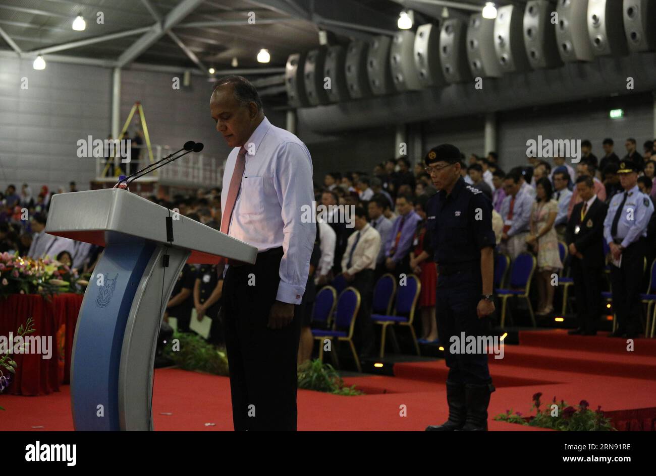 (151114) -- SINGAPORE, 14 novembre 2015 -- il ministro degli affari interni di Singapore e il ministro della legge K Shanmugam (L) osserva un minuto di silenzio per le vittime degli attentati mortali a Parigi, durante la Singapore-Global Firefighters and Paramedics Challenge a Singapore, 14 novembre 2015. ) SINGAPORE-VIGILI DEL FUOCO E PARAMEDICI SFIDA-UN MINUTO DI SILENZIO BaoxXuelin PUBLICATIONxNOTxINxCHN 151114 Singapore Nov 14 2015 i Ministri degli interni e i Ministri della legge di Singapore K Shanmugam l osserva un silenzio di un minuto per le vittime degli attentati mortali a Parigi durante Singapore Global Firef Foto Stock
