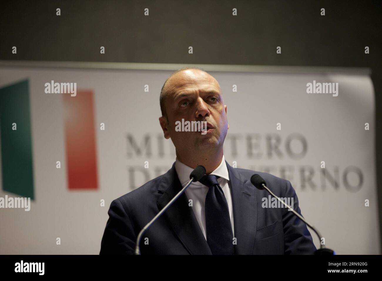 (151114) -- ROMA, 14 novembre 2015 -- il ministro dell'interno italiano Angelino Alfano interviene durante una conferenza stampa dopo un incontro speciale a Roma, in Italia, 14 novembre 2015. A seguito dei mortali attentati terroristici a Parigi, il governo italiano ha innalzato il livello di allerta a due, il che significa che le forze militari speciali sono pronte ad intervenire immediatamente in caso di necessità, secondo Alfano. ) (Zjy) ITALY-ROME-ALERT LEVEL-RAISE JinxYu PUBLICATIONxNOTxINxCHN Terroranschläge in Paris - Italien erhöht Sicherheitsstufe 151114 Roma Nov 14 2015 i Ministri dell'interno italiani Angelino Alfano interviene durante una conferenza stampa dopo Foto Stock