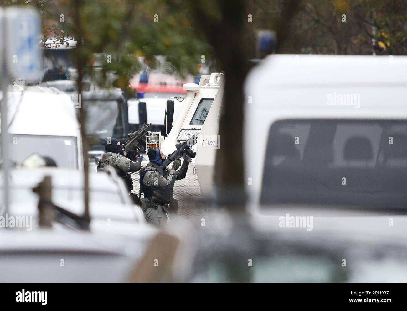 (151116) -- BRUXELLES, 16 novembre 2015 -- la polizia belga partecipa a un'operazione nel distretto di Molenbeek a Bruxelles, in Belgio, il 16 novembre 2015. Un uomo è stato arrestato lunedì nel quartiere di Molenbeek a Bruxelles in un'importante operazione di polizia a seguito degli attentati terroristici di venerdì a Parigi, hanno riferito i media locali ). (cl) BELGIO-BRUXELLES-OPERAZIONE YexPingfan PUBLICATIONxNOTxINxCHN Bruxelles 16 novembre 2015 la polizia belga partecipa all'operazione NEL distretto di MOLENBEEK a Bruxelles Belgio IL 16 novembre 2015 One Man What Arrested nel distretto di Bruxelles di MOLENBEEK IL lunedì in una grande operazione di polizia Foto Stock