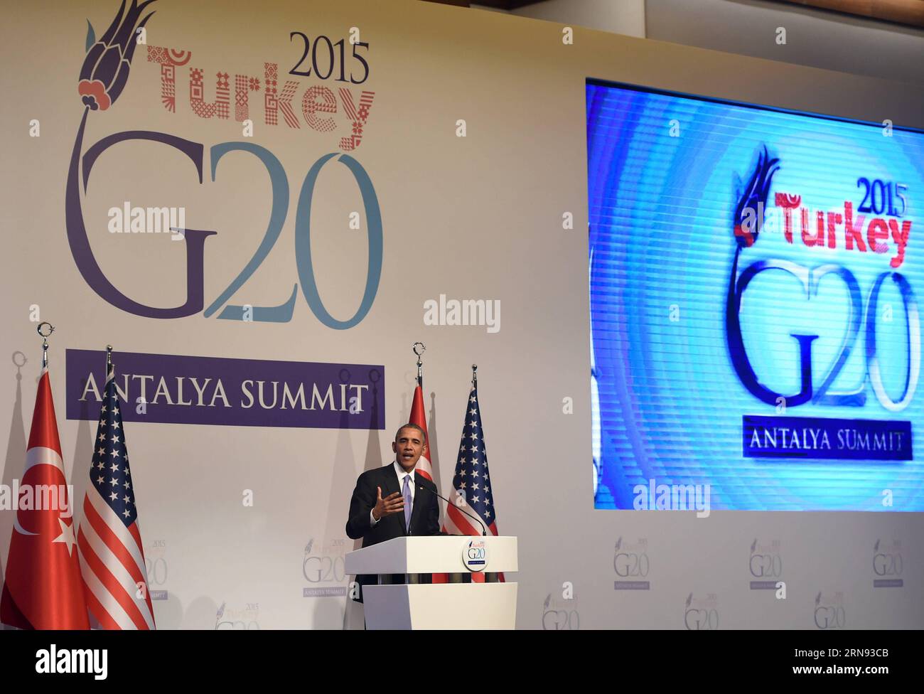 ANTALYA, il presidente degli Stati Uniti Barack Obama si rivolge a una conferenza stampa alla conclusione del vertice del G20 ad Antalya, in Turchia, il 16 novembre 2015. Barack Obama ha detto qui lunedì che Washington sta condividendo informazioni e informazioni più velocemente con la Francia dopo gli attacchi terroristici di Parigi, ma si è rifiutato di impegnare più truppe statunitensi per combattere il gruppo dello Stato Islamico (IS). ) TURCHIA-ANTALYA-G20-OBAMA HexCanling PUBLICATIONxNOTxINxCHN Antalya il presidente degli Stati Uniti Barack Obama si rivolge a una conferenza stampa ALLA conclusione del vertice del G20 ad Antalya in Turchia IL 16 novembre 2015 Barack Obama ha detto qui lunedì Foto Stock