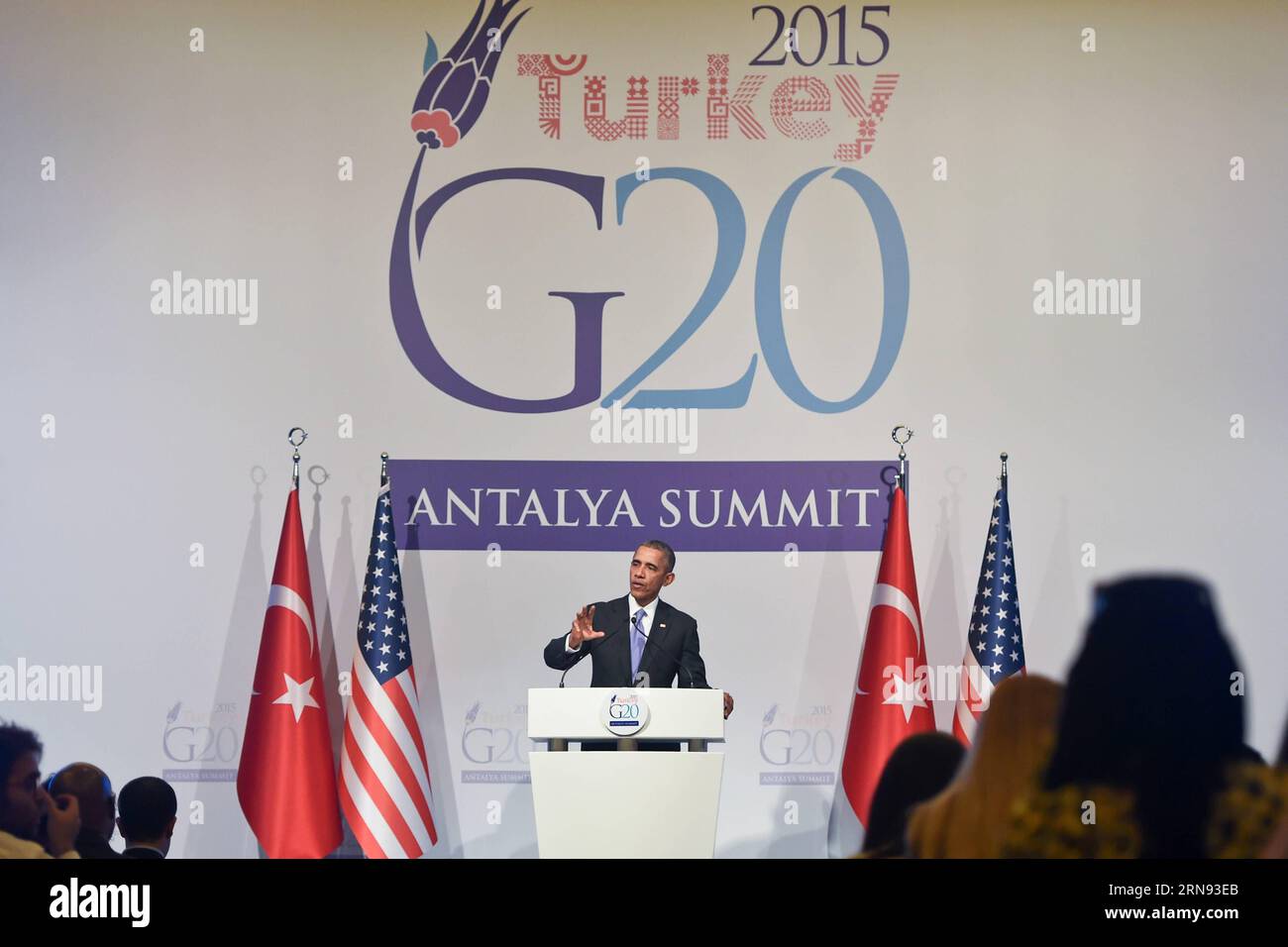 ANTALYA, il presidente degli Stati Uniti Barack Obama si rivolge a una conferenza stampa alla conclusione del vertice del G20 ad Antalya, in Turchia, il 16 novembre 2015. Barack Obama ha detto qui lunedì che Washington sta condividendo informazioni e informazioni più velocemente con la Francia dopo gli attacchi terroristici di Parigi, ma si è rifiutato di impegnare più truppe statunitensi per combattere il gruppo dello Stato Islamico (IS). ) TURCHIA-ANTALYA-G20-OBAMA HexCanling PUBLICATIONxNOTxINxCHN Antalya il presidente degli Stati Uniti Barack Obama si rivolge a una conferenza stampa ALLA conclusione del vertice del G20 ad Antalya in Turchia IL 16 novembre 2015 Barack Obama ha detto qui lunedì Foto Stock