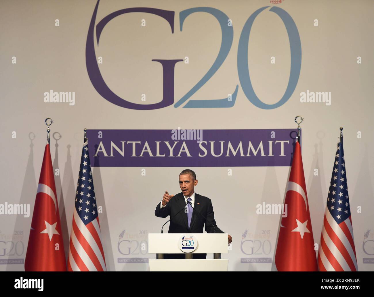 ANTALYA, il presidente degli Stati Uniti Barack Obama si rivolge a una conferenza stampa alla conclusione del vertice del G20 ad Antalya, in Turchia, il 16 novembre 2015. Barack Obama ha detto qui lunedì che Washington sta condividendo informazioni e informazioni più velocemente con la Francia dopo gli attacchi terroristici di Parigi, ma si è rifiutato di impegnare più truppe statunitensi per combattere il gruppo dello Stato Islamico (IS). ) TURCHIA-ANTALYA-G20-OBAMA HexCanling PUBLICATIONxNOTxINxCHN Antalya il presidente degli Stati Uniti Barack Obama si rivolge a una conferenza stampa ALLA conclusione del vertice del G20 ad Antalya in Turchia IL 16 novembre 2015 Barack Obama ha detto qui lunedì Foto Stock