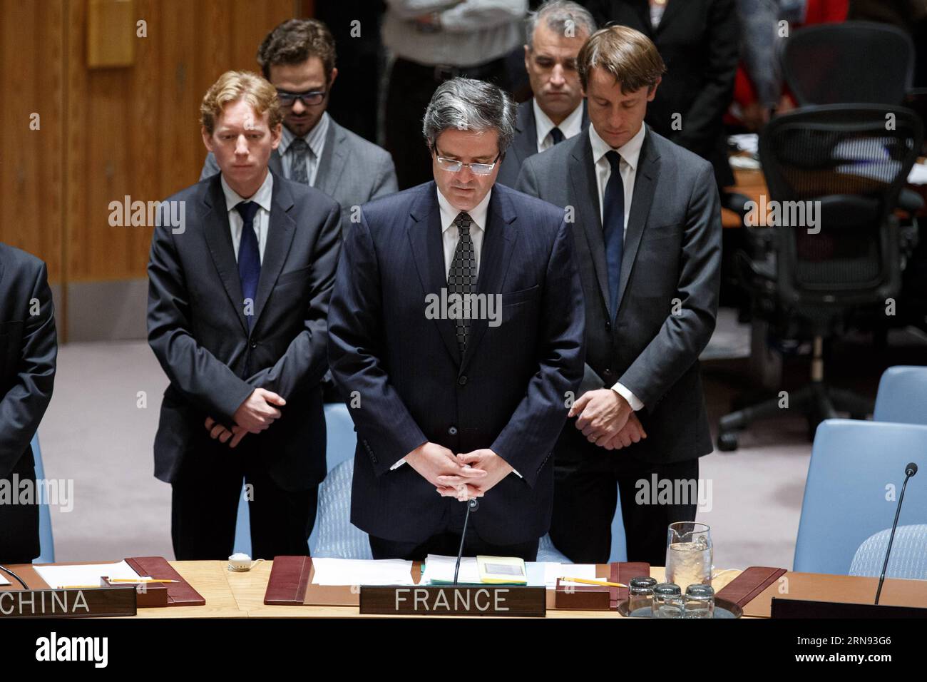 NEW YORK, Francois Delattre (fronte), rappresentante permanente della Francia presso le Nazioni Unite, osserva un minuto di silenzio per le vittime degli attacchi terroristici di Parigi con altri membri del Consiglio di sicurezza presso la sede delle Nazioni Unite a New York, 16 novembre 2015. ) IL CONSIGLIO DI SICUREZZA delle Nazioni Unite-PARIS-ATTACKS-LUTTO LixMuzi PUBLICATIONxNOTxINxCHN New York Rappresentante permanente della Francia presso le Nazioni Unite osserva un verbale di silenzio per le vittime degli attacchi terroristici di Parigi con altri membri del Consiglio di sicurezza PRESSO la sede delle Nazioni Unite a New York 16 novembre 2015 Consiglio di sicurezza delle Nazioni Unite Parigi Foto Stock