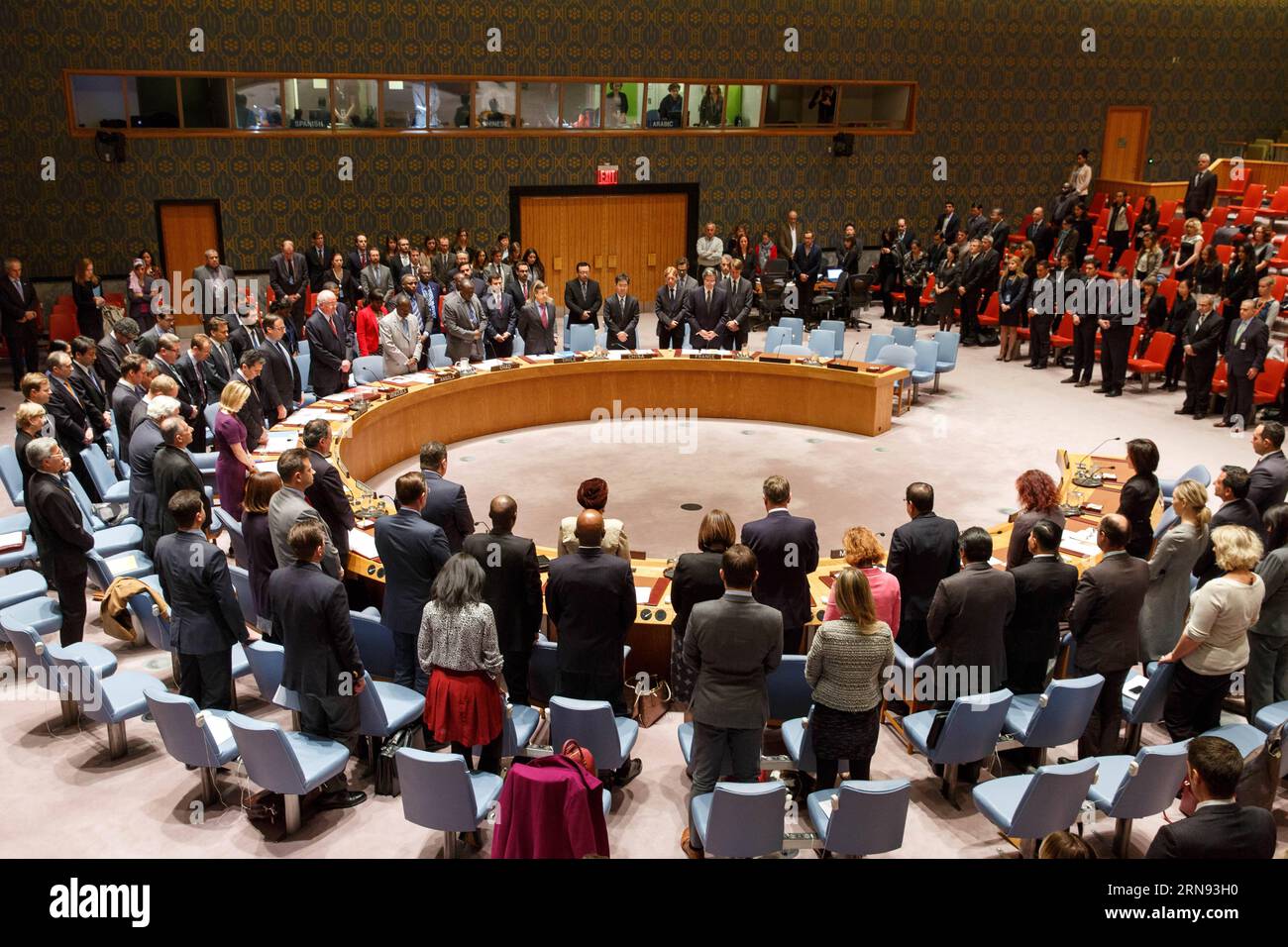 NEW YORK, i membri del Consiglio di sicurezza delle Nazioni Unite osservano un minuto di silenzio per le vittime degli attentati terroristici di Parigi nella sede delle Nazioni Unite a New York, 16 novembre 2015. ) CONSIGLIO DI SICUREZZA delle Nazioni Unite-PARIS-ATTACKS-LUTTO LixMuzi PUBLICATIONxNOTxINxCHN New York i membri del Consiglio di sicurezza delle Nazioni Unite osservano un verbale di silenzio per le vittime degli attacchi terroristici di Parigi PRESSO la sede delle Nazioni Unite a New York 16 novembre 2015 il Consiglio di sicurezza delle Nazioni Unite Paris attentati che piangono LiXMuzi PUBLICATIONXNOTxINxCHN Foto Stock