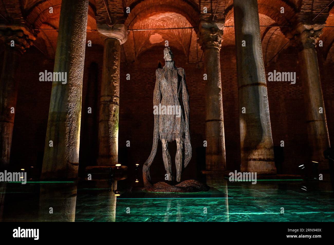 (230901) -- ISTANBUL, 1 settembre 2023 (Xinhua) -- questa foto scattata il 29 agosto 2023 mostra la Cisterna Basilica di Istanbul, T¨¹rkiye. Dopo due anni di arduo restauro e consolidamento, la Cisterna Basilica, un bacino artificiale sotterraneo bizantino di 1.500 anni, finalmente ha le sue bellezze nascoste e le storie dietro la sua formazione portate alla luce. Conosciuta per un'enorme camera sotterranea sostenuta da colonne di marmo, la cisterna, conosciuta anche come il Palazzo sommerso, si trova sull'antica penisola di Istanbul, un tempo capitale dell'Impero bizantino. PER ANDARE CON 'caratteristica: Due anni di restauro rivela t Foto Stock