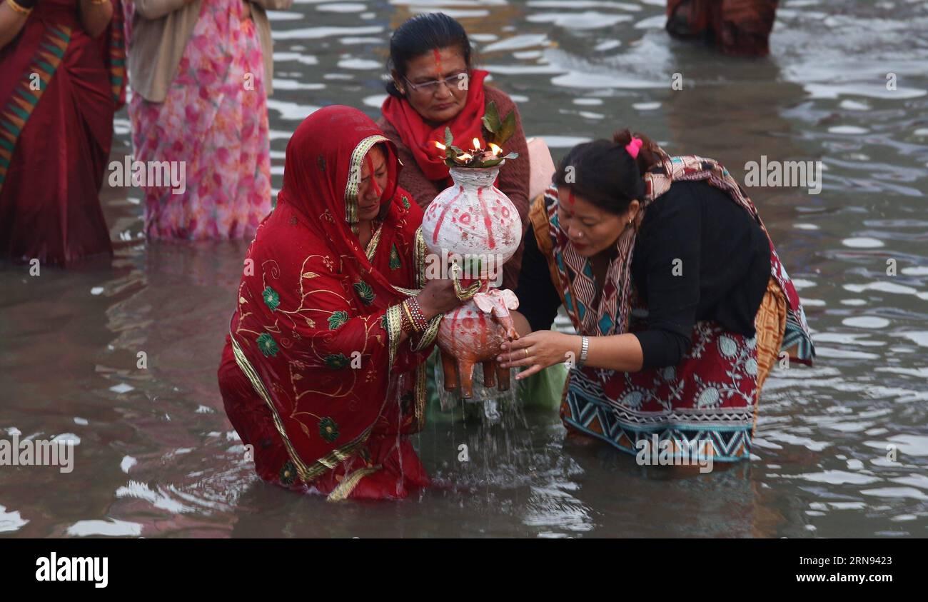 (151117) -- KATHMANDU, 17 novembre 2015 -- i devoti nepalesi offrono preghiere al tramonto durante la festa Chhath che onora il dio del sole al fiume Bagmati a Kathmandu, Nepal, 17 novembre 2015. Durante il festival Chhath, gli indù, giovani e vecchi di tutti i ceti sociali, si immergono in stagni o fiumi per un bagno sacro per ringraziare il sole per il dono della vita. Il festival è celebrato per quattro giorni consecutivi. ) NEPAL-KATHMANDU-CHHATH FESTIVAL SunilxSharma PUBLICATIONxNOTxINxCHN Kathmandu 17 novembre 2015 i devoti nepalesi OFFRONO preghiere al Sole ambientato durante il Chhath Festival che onora Foto Stock