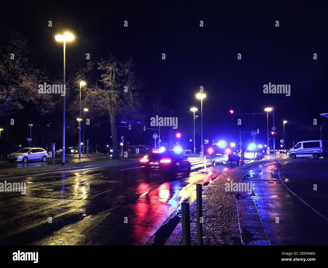 (151118) -- HANNOVER, Poilce Vehicles Guard all'esterno dello stadio HDI-Arena dopo la cancellazione di una partita amichevole di calcio tra Germania e Paesi Bassi ad Hannover, Germania, il 17 novembre 2015. Una partita di calcio tra la Germania e l'Olanda che si terrà nella città tedesca di Hannover martedì sera è stata annullata a causa della minaccia di attacchi che coinvolgono esplosivi da parte di islamisti, ha riferito Focus Online . ) (SP)GERMANIA-HANNOVER-CALCIO-SICUREZZA MINACCIA CaixLin PUBLICATIONxNOTxINxCHN Hanover Poilce VEHICLES Guard al di fuori dello stadio HDI Arena dopo la cancellazione di un amico di calcio Foto Stock