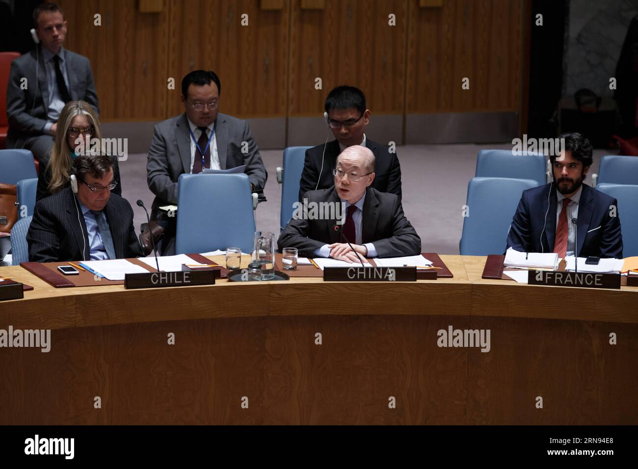 Il rappresentante permanente della Cina presso l'ONU Liu Jieyi (C) interviene durante una riunione del Consiglio di sicurezza delle Nazioni Unite sulla sicurezza, lo sviluppo e le cause principali del conflitto , presso la sede delle Nazioni Unite a New York, 17 novembre 2015. Mentre gli stati membri dell'ONU hanno concordato che la pace e lo sviluppo sono indissolubilmente collegati in un dibattito del Consiglio di sicurezza delle Nazioni Unite qui martedì, alcuni membri non sono d'accordo sull'importanza relativa dello sviluppo come causa principale del conflitto. ) LixMuzi PUBLICATIONxNOTxINxCHN rappresentante permanente della Cina presso l'ONU Liu Jieyi C parla durante un Secu dell'ONU Foto Stock