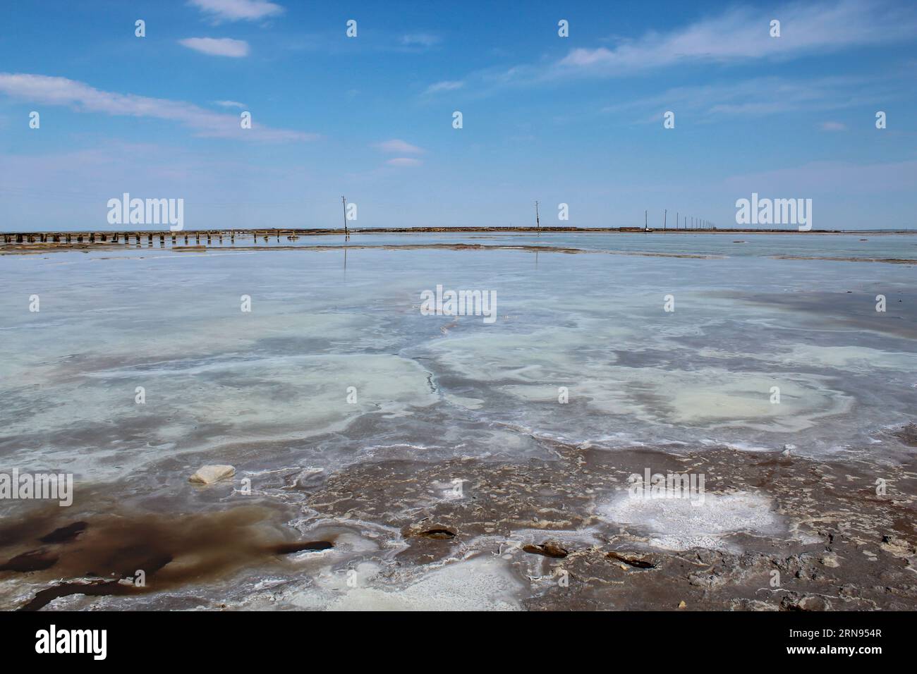 Ferrovia abbandonata sul lago salato Baskunchak nella regione di Astrakhan Foto Stock