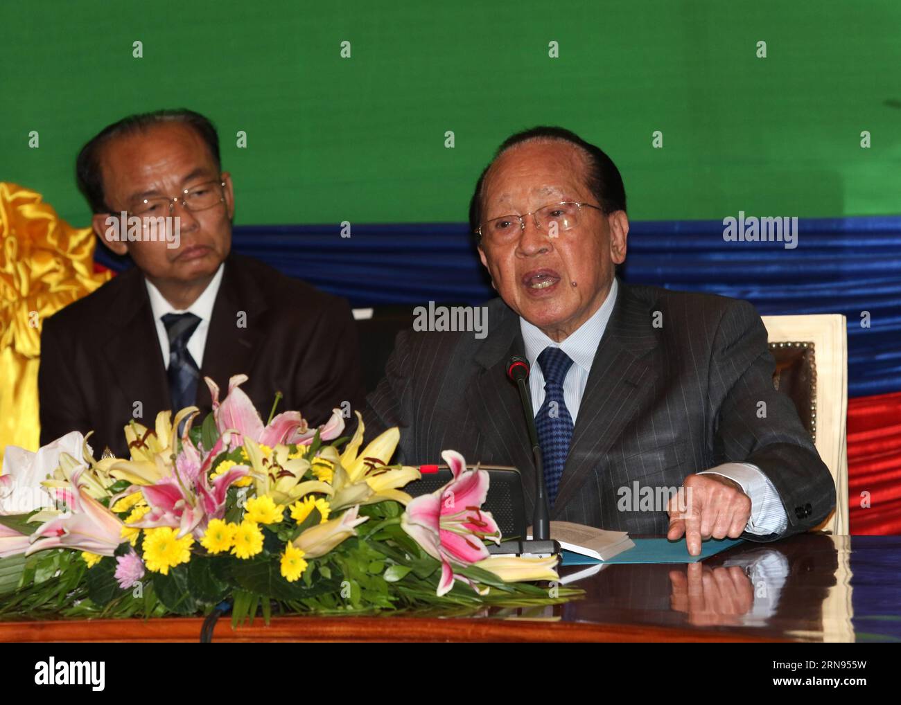 (151119) -- PHNOM PENH, 19 novembre 2015 -- il vice primo ministro cambogiano e ministro degli Esteri Hor Namhong (R) parla durante un incontro con diplomatici stranieri in Cambogia a Phnom Penh, Cambogia, 19 novembre 2015. Hor Namhong giovedì ha spiegato il mandato di arresto per il leader cambogiano dell'opposizione Sam Rainsy ai diplomatici stranieri in Cambogia, dicendo che il mandato non era politicamente motivato . ) CAMBOGIA-PHNOM PENH-FM-LEADER DELL'OPPOSIZIONE-MANDATO DI ARRESTO-SPIEGAZIONE Sovannara PUBLICATIONxNOTxINxCHN Phnom Penh 19 novembre 2015 Vice primi ministri e Ministri degli esteri cambogiani Hor Namhong r parla d Foto Stock