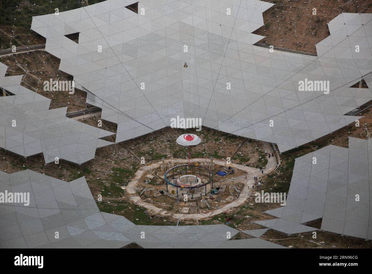 Bau des weltgrößten Radioteleskops in Cina (151121) -- PINGTANG, 21 novembre 2015 -- il sistema di supporto della cabina di alimentazione del telescopio sferico a apertura singola VELOCE della Cina è in fase di test a Qiannan, nella provincia di Guizhou, 21 novembre 2015. Quando sarà completato nel 2016, il telescopio sferico con apertura di cinquecento metri (FAST) sarà il più grande del mondo, superando l'Osservatorio di Arecibo di Porto Rico, che ha un diametro di 300 metri. (zhs) CHINA-GUIZHOU-FAST-TELESCOPE (CN) JinxLiwang PUBLICATIONxNOTxINxCHN Construction the World radio Telescope in China 151121 Ping Tang Nov 21 2015 T. Foto Stock