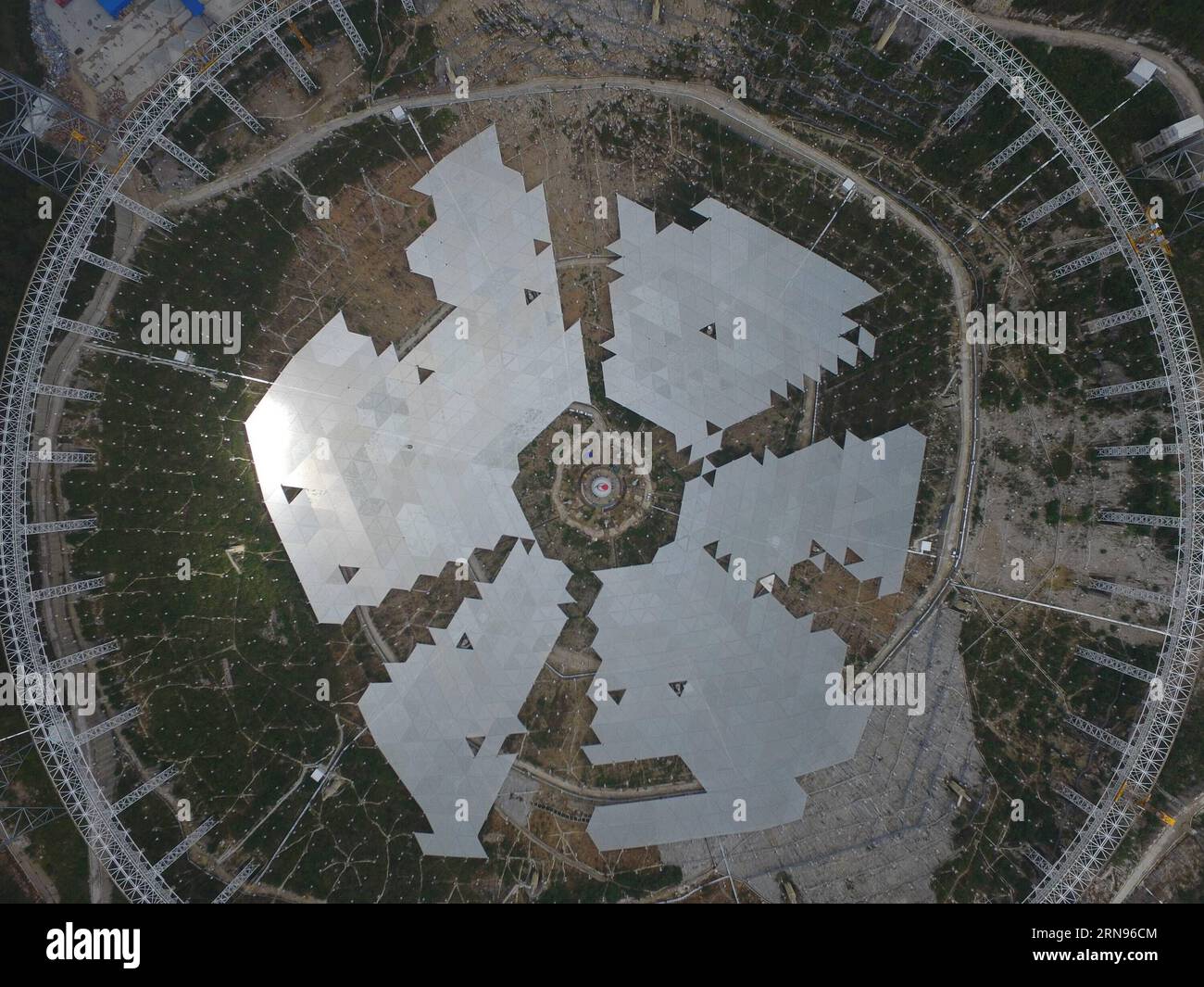 Bau des weltgrößten Radioteleskops in Cina (151121) -- PINGTANG, 21 novembre 2015 -- il sistema di supporto della cabina di alimentazione del telescopio sferico a apertura singola VELOCE della Cina è in fase di test a Qiannan, nella provincia di Guizhou, 21 novembre 2015. Quando sarà completato nel 2016, il telescopio sferico con apertura di cinquecento metri (FAST) sarà il più grande del mondo, superando l'Osservatorio di Arecibo di Porto Rico, che ha un diametro di 300 metri. (zhs) CHINA-GUIZHOU-FAST-TELESCOPE (CN) JinxLiwang PUBLICATIONxNOTxINxCHN Construction the World radio Telescope in China 151121 Ping Tang Nov 21 2015 T. Foto Stock