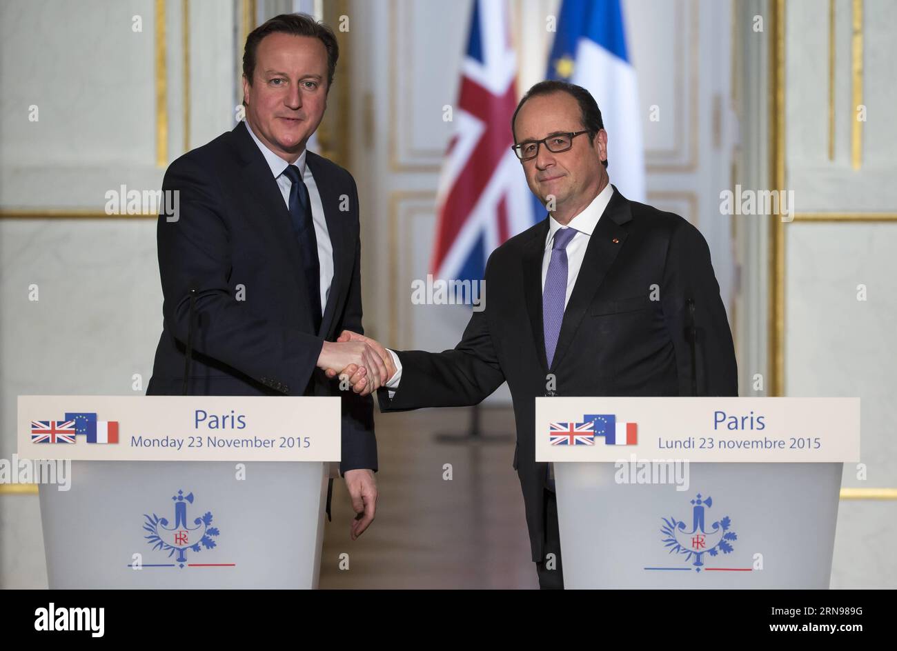 (151123) -- PARIGI, 23 novembre 2015 -- il primo ministro britannico David Cameron (L) e il presidente francese Francois Hollande partecipano a una conferenza stampa congiunta a Parigi, in Francia, 23 novembre 2015. Durante una visita qui, il primo ministro britannico David Cameron lunedì ha detto che la Gran Bretagna dovrebbe unirsi alla coalizione guidata dagli Stati Uniti che combatte lo Stato islamico (IS) in Siria, sottolineando la necessità di effettuare attacchi aerei per sradicare la cellula islamista. FRANCE-PARIS-BRITAIN-ANTI IS-MEETING THEOxDUVAL PUBLICATIONxNOTxINxCHN 151123 Parigi Nov 23 2015 i primi ministri britannici David Cameron l e il presidente francese Francois Hollande atte Foto Stock