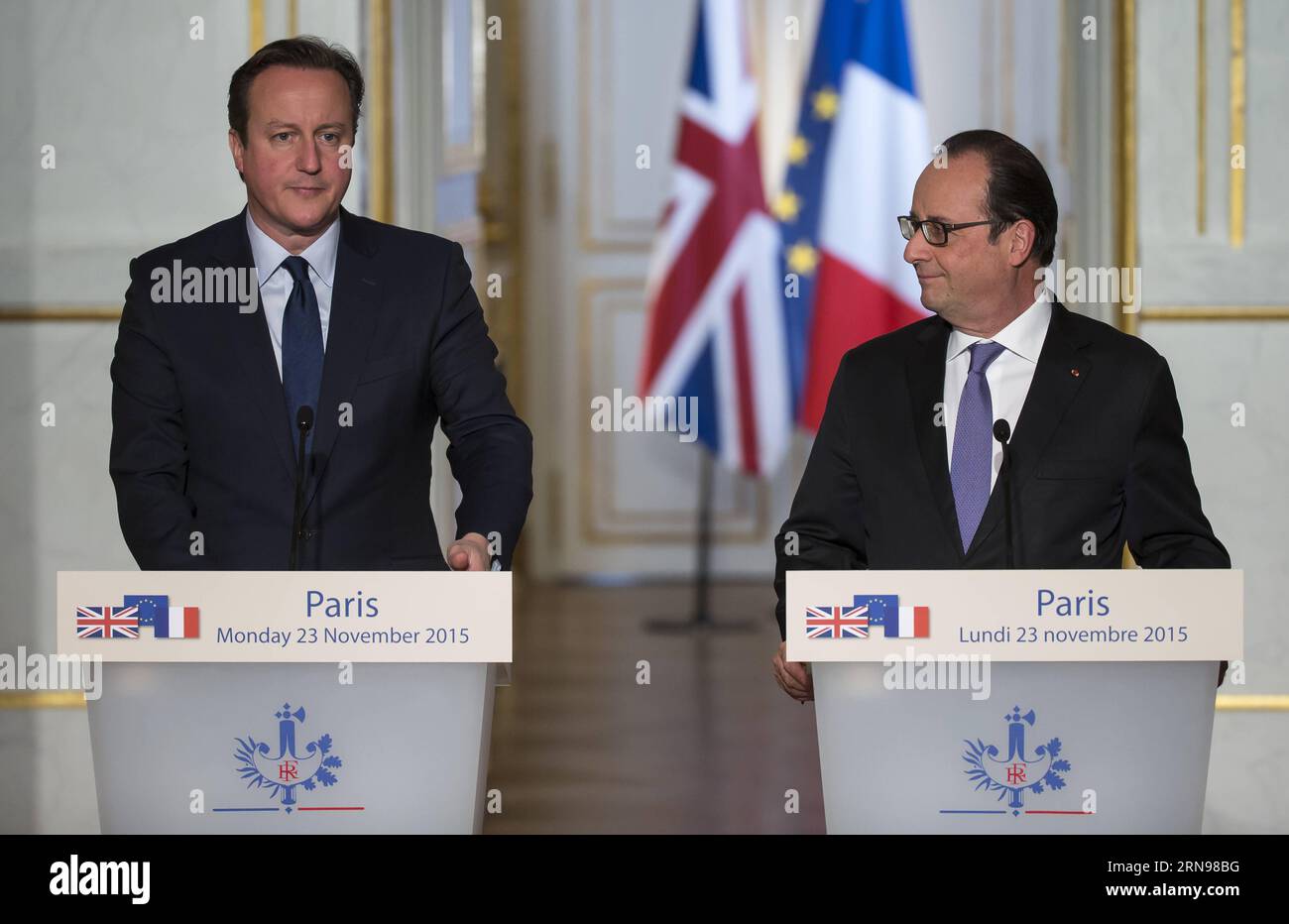 (151123) -- PARIGI, 23 novembre 2015 -- il primo ministro britannico David Cameron (L) e il presidente francese Francois Hollande partecipano a una conferenza stampa congiunta a Parigi, in Francia, 23 novembre 2015. Durante una visita qui, il primo ministro britannico David Cameron lunedì ha detto che la Gran Bretagna dovrebbe unirsi alla coalizione guidata dagli Stati Uniti che combatte lo Stato islamico (IS) in Siria, sottolineando la necessità di effettuare attacchi aerei per sradicare la cellula islamista. FRANCE-PARIS-BRITAIN-ANTI IS-MEETING THEOxDUVAL PUBLICATIONxNOTxINxCHN 151123 Parigi Nov 23 2015 i primi ministri britannici David Cameron l e il presidente francese Francois Hollande atte Foto Stock