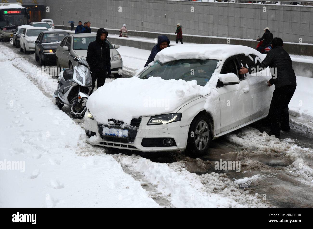 (151124) -- ZHENGZHOU, 24 novembre 2015 -- Un'auto è bloccata nella neve a Zhengzhou, capitale della provincia di Henan della Cina centrale, 24 novembre 2015. La provincia ha visto una forte nevicata il lunedì e il martedì. ) (Ry) CHINA-HENAN-ZHENGZHOU-NEVICATE (CN) ZhuxXiang PUBLICATIONxNOTxINxCHN Zhengzhou Nov 24 2015 un'auto È bloccata nella neve a Zhengzhou capitale della Cina centrale nella provincia di Henan Nov 24 2015 la provincia HA VISTO una forte nevicata lunedì e martedì Ry China Henan Zhengzhou nevicata CN ZhuxXiang PUBLICATIONXNOTxINXCHN Foto Stock