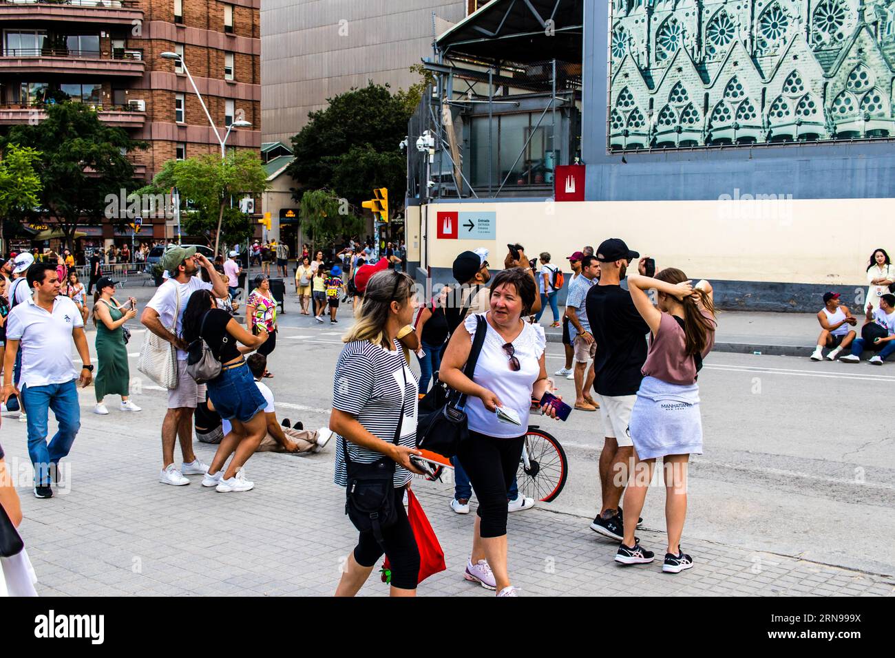 Barcellona, Spagna - 28 agosto 2023 turisti che camminano per la strada di Barcellona, una città emblematica e capitale della Catalogna in Spagna. Foto Stock
