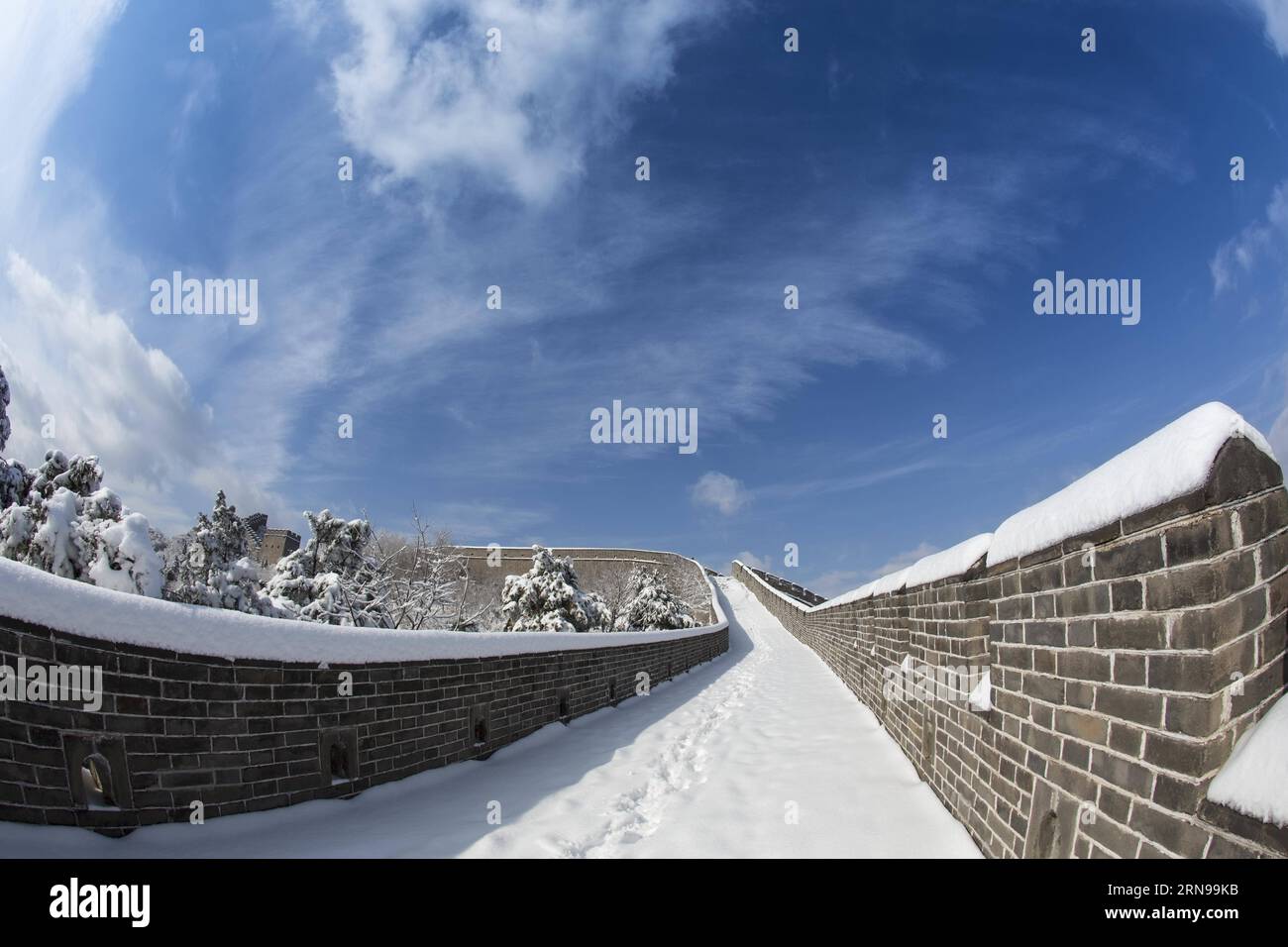 La foto scattata il 23 novembre 2015 mostra il paesaggio della sezione Huangyaguan della grande Muraglia dopo una nevicata a Tianjin, nel nord della Cina. ) (lfj) CHINA-TIANJIN-GREAT WALL-LANDSCAPE (CN) YangxYanbo PUBLICATIONxNOTxINxCHN foto scattata IL 23 novembre 2015 mostra il paesaggio della sezione Huangyaguan della grande Muraglia dopo una nevicata a Tianjin Cina settentrionale lfj Cina Tianjin Great Wall Scenic CN YangxYanbo PUBLICATIONxNOTxINxCHN Foto Stock