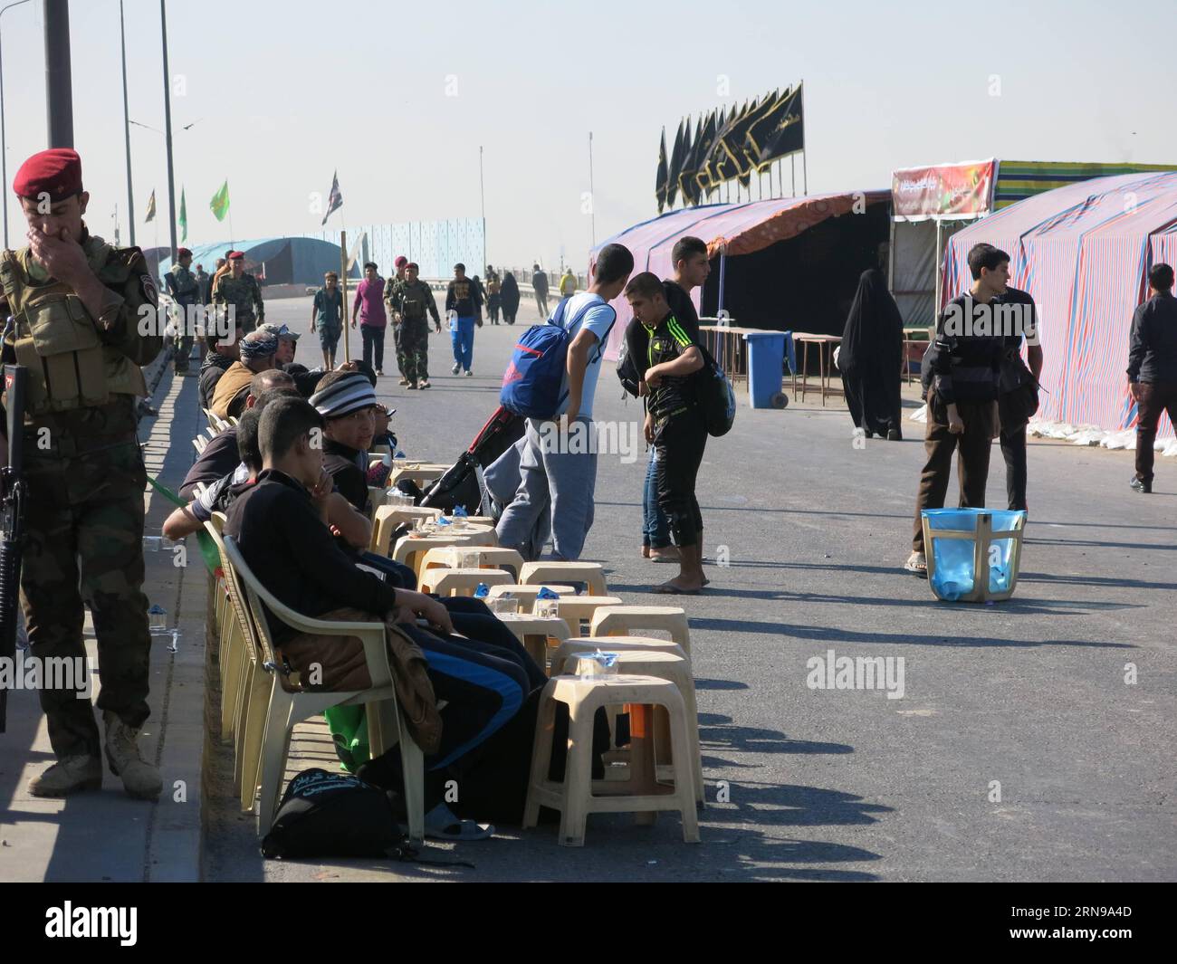(151125) - BAGHDAD, 25 novembre 2015 -- i musulmani di Shiah iniziano a camminare verso il Karbala per commemorare l'anniversario dell'Imam Hussein a Baghdad, Iraq, il 25 novembre 2015. Milioni di lutto si sono riuniti nella Santa città irachena di Karbala per commemorare l'anniversario del martirio dell'Imam Hussein. IRAQ-BAGHDAD-IMAM HUSSAIN-COMMEMORAZIONE KhalilxDawood PUBLICATIONxNOTxINxCHN 151125 Baghdad Nov 25 2015 musulmani iniziano a camminare verso il Karbala per commemorare l'anniversario dell'Imam Hussein a Baghdad Iraq IL 25 2015 novembre milioni di Morne si sono riuniti nella città Santa di Karbala irachena per commemorare l'anniversario del martirio di Foto Stock