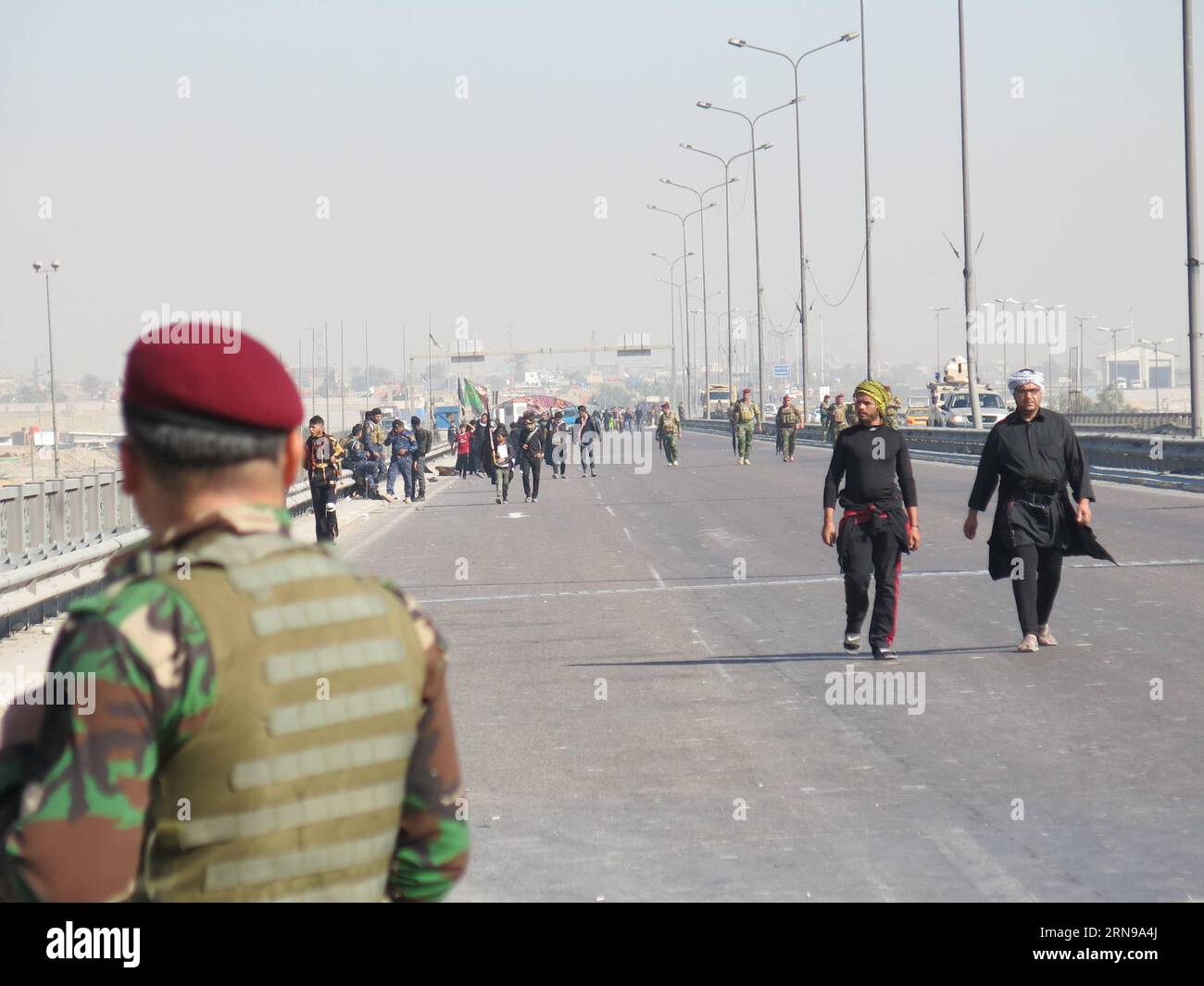 (151125) - BAGHDAD, 25 novembre 2015 -- i musulmani di Shiah iniziano a camminare verso il Karbala per commemorare l'anniversario dell'Imam Hussein a Baghdad, Iraq, il 25 novembre 2015. Milioni di lutto si sono riuniti nella Santa città irachena di Karbala per commemorare l'anniversario del martirio dell'Imam Hussein. IRAQ-BAGHDAD-IMAM HUSSAIN-COMMEMORAZIONE KhalilxDawood PUBLICATIONxNOTxINxCHN 151125 Baghdad Nov 25 2015 musulmani iniziano a camminare verso il Karbala per commemorare l'anniversario dell'Imam Hussein a Baghdad Iraq IL 25 2015 novembre milioni di Morne si sono riuniti nella città Santa di Karbala irachena per commemorare l'anniversario del martirio di Foto Stock