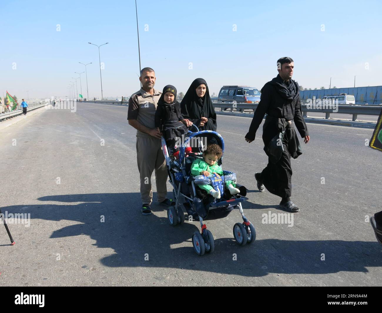 (151125) - BAGHDAD, 25 novembre 2015 -- i musulmani di Shiah iniziano a camminare verso il Karbala per commemorare l'anniversario dell'Imam Hussein a Baghdad, Iraq, il 25 novembre 2015. Milioni di lutto si sono riuniti nella Santa città irachena di Karbala per commemorare l'anniversario del martirio dell'Imam Hussein. IRAQ-BAGHDAD-IMAM HUSSAIN-COMMEMORAZIONE KhalilxDawood PUBLICATIONxNOTxINxCHN 151125 Baghdad Nov 25 2015 musulmani iniziano a camminare verso il Karbala per commemorare l'anniversario dell'Imam Hussein a Baghdad Iraq IL 25 2015 novembre milioni di Morne si sono riuniti nella città Santa di Karbala irachena per commemorare l'anniversario del martirio di Foto Stock
