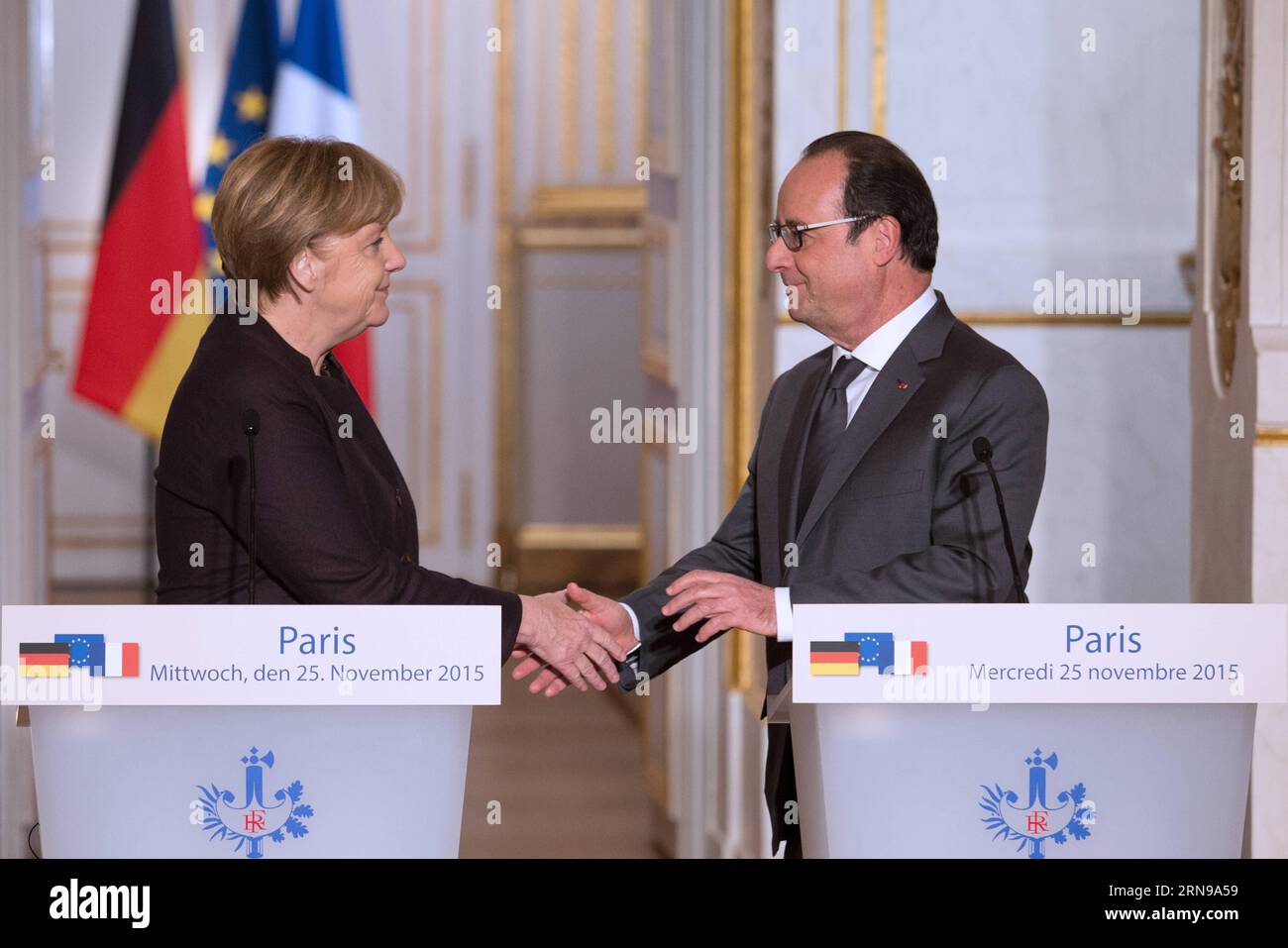(151125) -- PARIGI, 25 novembre 2015 -- il presidente francese Francois Hollande(R) stringe la mano al cancelliere tedesco Angela Merkel durante una conferenza stampa dopo un incontro al Palazzo presidenziale Elysee a Parigi, in Francia, il 25 novembre 2015. visitando la cancelliera tedesca Angela Merkel e il presidente francese Francois Hollande mercoledì hanno promesso la determinazione a combattere insieme contro il terrorismo. ) FRANCIA-PARIGI-GERMANIA-LOTTA AL TERRORISMO NicolasxKovarik PUBLICATIONxNOTxINxCHN 151125 Parigi Nov 25 2015 il presidente francese Francois Hollande r Shakes Hands with German Chancellor Angela Merkel during a Press Conference Foto Stock