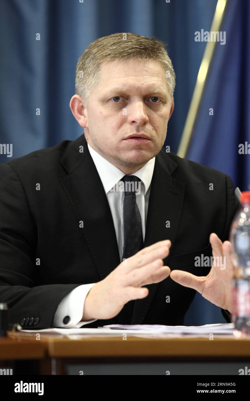 (151125) -- BRATISLAVA, 25 novembre 2015 -- il primo ministro slovacco Robert Fico partecipa a una conferenza stampa a Bratislava, in Slovacchia, il 25 novembre 2015. La Slovacchia rafforzerà le sue forze di sicurezza in termini di personale, attrezzature e supporto tecnico, ha annunciato il primo ministro slovacco Robert Fico dopo la sessione del Consiglio di sicurezza di mercoledì. ) SLOVACCHIA-BRATISLAVA-FORZE DI SICUREZZA-LOTTA AL TERRORISMO AndrejxKlizan PUBLICATIONxNOTxINxCHN 151125 Bratislava Nov 25 2015 IL primo ministro slovacco Robert Fico partecipa a una conferenza stampa a Bratislava Slovacchia IL 25 2015 novembre la Slovacchia rafforzerà le sue forze di sicurezza Foto Stock