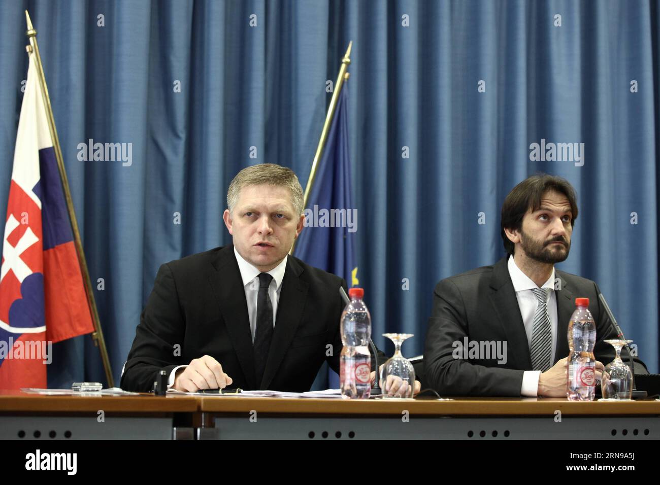 (151125) -- BRATISLAVA, 25 novembre 2015 -- il primo ministro slovacco Robert Fico (L) e il ministro degli interni slovacco Robert Kalinak partecipano a una conferenza stampa a Bratislava, Slovacchia, il 25 novembre 2015. La Slovacchia rafforzerà le sue forze di sicurezza in termini di personale, attrezzature e supporto tecnico, ha annunciato il primo ministro slovacco Robert Fico dopo la sessione del Consiglio di sicurezza di mercoledì. ) SLOVACCHIA-BRATISLAVA-FORZE DI SICUREZZA-LOTTA AL TERRORISMO AndrejxKlizan PUBLICATIONxNOTxINxCHN 151125 Bratislava Nov 25 2015 i primi ministri slovacchi Robert Fico l e i ministri degli interni slovacchi Robert Kalinak partecipano a un Pre Foto Stock