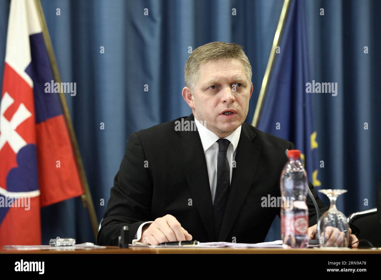 (151125) -- BRATISLAVA, 25 novembre 2015 -- il primo ministro slovacco Robert Fico partecipa a una conferenza stampa a Bratislava, in Slovacchia, il 25 novembre 2015. La Slovacchia rafforzerà le sue forze di sicurezza in termini di personale, attrezzature e supporto tecnico, ha annunciato il primo ministro slovacco Robert Fico dopo la sessione del Consiglio di sicurezza di mercoledì. ) SLOVACCHIA-BRATISLAVA-FORZE DI SICUREZZA-LOTTA AL TERRORISMO AndrejxKlizan PUBLICATIONxNOTxINxCHN 151125 Bratislava Nov 25 2015 IL primo ministro slovacco Robert Fico partecipa a una conferenza stampa a Bratislava Slovacchia IL 25 2015 novembre la Slovacchia rafforzerà le sue forze di sicurezza Foto Stock
