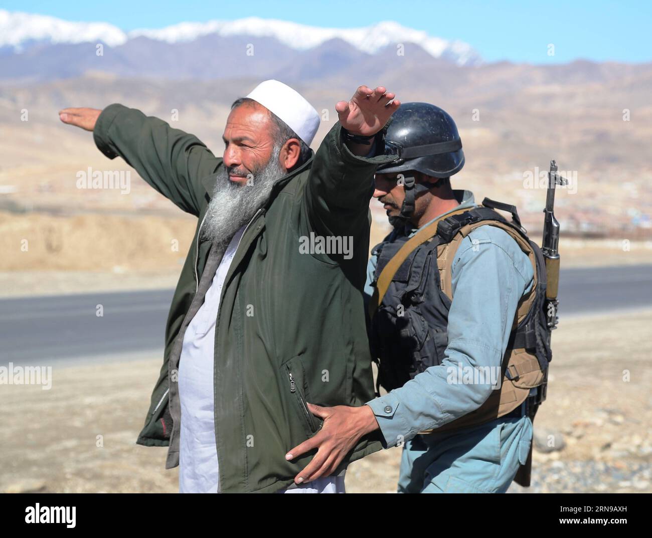 Un poliziotto afghano frisk a un passeggero in un posto di blocco della polizia nella provincia di Wardak, Afghanistan orientale, 26 novembre 2015. Le forze di sicurezza afghane hanno assunto tutte le accuse di sicurezza dalla NATO e dalle forze statunitensi dopo che le truppe guidate dalla NATO sono passate dal ruolo di combattimento al ruolo di supporto dal 1° gennaio 2015. )(azp) AFGHANISTAN-WARDAK-POSTO DI CONTROLLO DELLA POLIZIA RahmatxAlizadah PUBLICATIONxNOTxINxCHN a poliziotto afghano frisk un passeggero IN un posto di controllo della polizia nella provincia di Wardak Afghanistan orientale Nov 26 2015 le forze di sicurezza afghane hanno assunto le accuse di piena sicurezza dalla NATO e dalle forze statunitensi dopo il Tro a LED della NATO Foto Stock