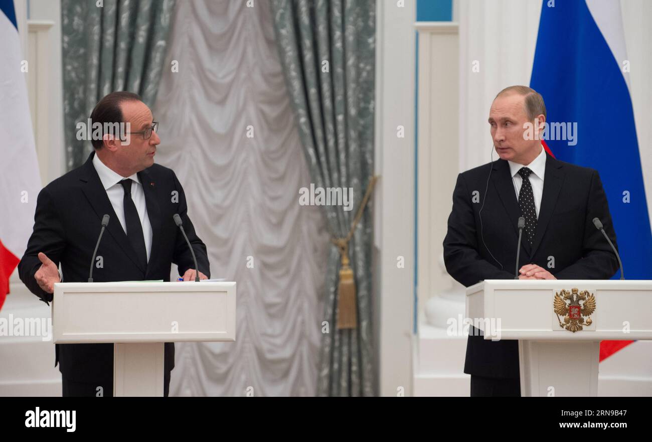 (151126) -- MOSCA, 26 novembre 2015 -- il presidente russo Vladimir Putin (R) e il suo omologo francese Francois Hollande tengono una conferenza stampa congiunta al Cremlino, Mosca, Russia, il 26 novembre 2015. ) RUSSIA-MOSCA-PUTIN-HOLLANDE DaixTianfang PUBLICATIONxNOTxINxCHN 151126 Mosca novembre 26 2015 il presidente russo Vladimir Putin r e la sua parte francese Francois Hollande tengono una conferenza stampa congiunta al CREMLINO Mosca Russia IL 26 2015 novembre Russia Putin Hollande DaixTianfang PUBLICATIONxNOTxINxCHN Foto Stock