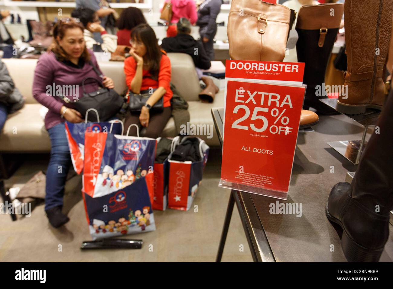 I cacciatori di affari fanno shopping al flagship store Macy S Herald Square di New York, Stati Uniti, 26 novembre 2015. Il giorno del Ringraziamento, alle 18:00, la maggior parte dei negozi Macy's in tutto il paese ha aperto le porte a migliaia di acquirenti in cerca di vendite, offerte per venditori e offerte a tempo limitato. Il Black Friday di quest'anno cade il 27 novembre, che segna anche l'inizio tradizionale della stagione degli acquisti natalizi negli Stati Uniti. ) U.S.-NEW YORK-BLACK FRIDAY-SHOPPING LixMuzi PUBLICATIONxNOTxINxCHN Bargain Hunters Are Lakes Shopping PRESSO il Macy'S Herald Square Flagship Store di New York, Stati Uniti Foto Stock