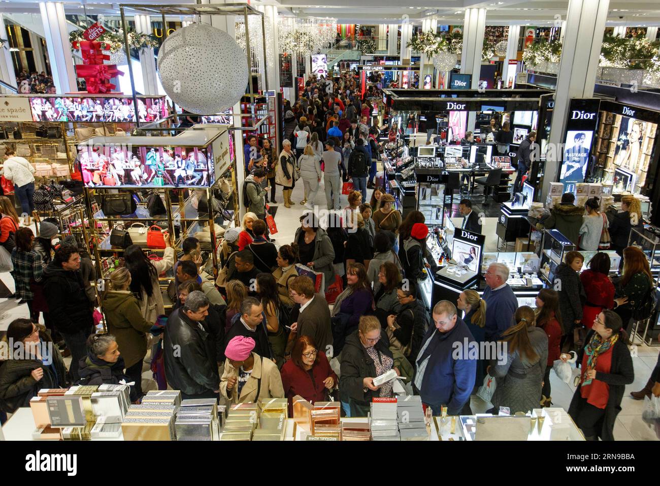 I cacciatori di occasioni affollano il flagship store Macy S Herald Square a New York, Stati Uniti, 26 novembre 2015. Il giorno del Ringraziamento, alle 18:00, la maggior parte dei negozi Macy's in tutto il paese ha aperto le porte a migliaia di acquirenti in cerca di vendite, offerte per venditori e offerte a tempo limitato. Il Black Friday di quest'anno cade il 27 novembre, che segna anche l'inizio tradizionale della stagione degli acquisti natalizi negli Stati Uniti. ) U.S.-NEW YORK-BLACK FRIDAY-SHOPPING LixMuzi PUBLICATIONxNOTxINxCHN Cacciatori di occasioni affollano il Macy'S Herald Square Flagship Store a New York Stati Uniti novembre 26 2015 IL GIORNO del Ringraziamento Foto Stock