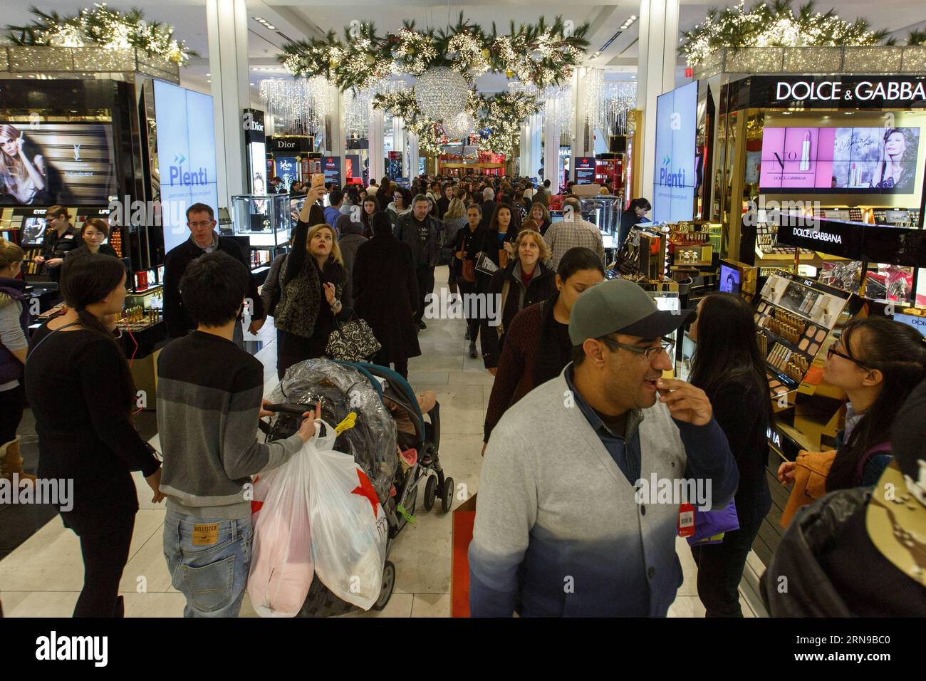 I cacciatori di occasioni affollano il flagship store Macy S Herald Square a New York, Stati Uniti, 26 novembre 2015. Il giorno del Ringraziamento, alle 18:00, la maggior parte dei negozi Macy's in tutto il paese ha aperto le porte a migliaia di acquirenti in cerca di vendite, offerte per venditori e offerte a tempo limitato. Il Black Friday di quest'anno cade il 27 novembre, che segna anche l'inizio tradizionale della stagione degli acquisti natalizi negli Stati Uniti. ) U.S.-NEW YORK-BLACK FRIDAY-SHOPPING LixMuzi PUBLICATIONxNOTxINxCHN Cacciatori di occasioni affollano il Macy'S Herald Square Flagship Store a New York Stati Uniti novembre 26 2015 IL GIORNO del Ringraziamento Foto Stock