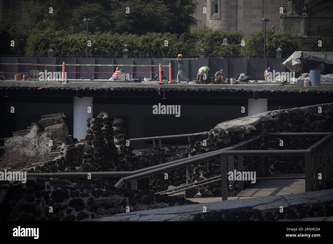 (151127) -- CITTÀ DEL MESSICO, 27 novembre 2015 -- immagine scattata il 26 novembre 2015 mostra i dipendenti che lavorano nei lavori di espansione del Templo Mayor (grande Tempio) a città del Messico, capitale del Messico. Nel 1987, il centro storico di città del Messico con i suoi quasi 1.500 edifici e il Templo Mayor, è stato dichiarato patrimonio dell'umanità dall'Organizzazione delle Nazioni Unite per l'educazione, la scienza e la cultura (UNESCO). Come parte della manutenzione del patrimonio dei siti archeologici di città del Messico, c'è un nuovo accesso da costruire per il Templo Mayor, per consentire al pubblico di scendere e guardare il sacro Foto Stock
