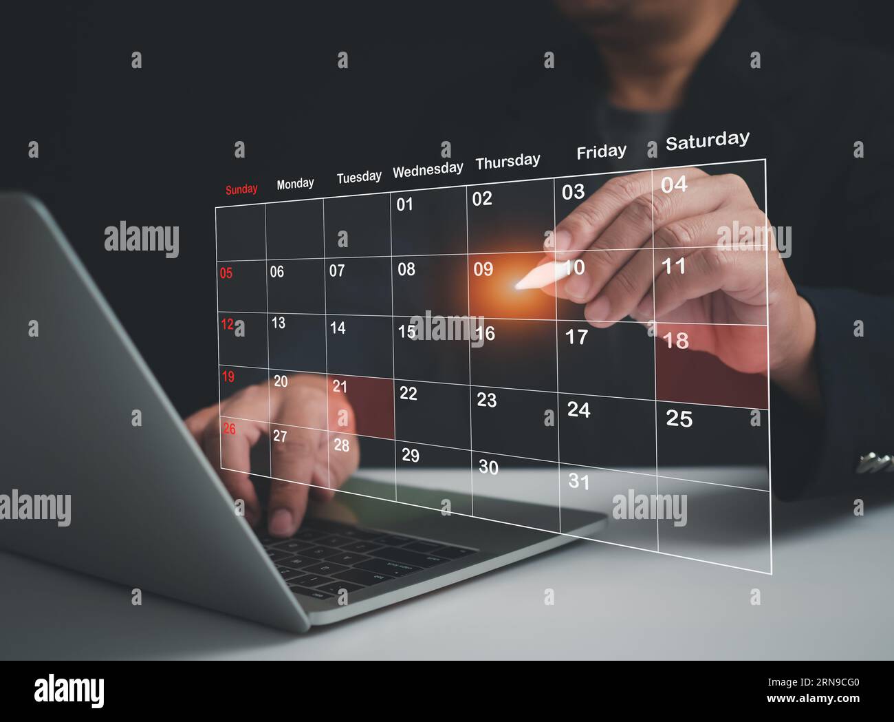 Uomo d'affari che contrassegna le date sul calendario virtuale, gestisce il suo programma aziendale, imposta promemoria per appuntamenti importanti, collage creativo per il piano Foto Stock