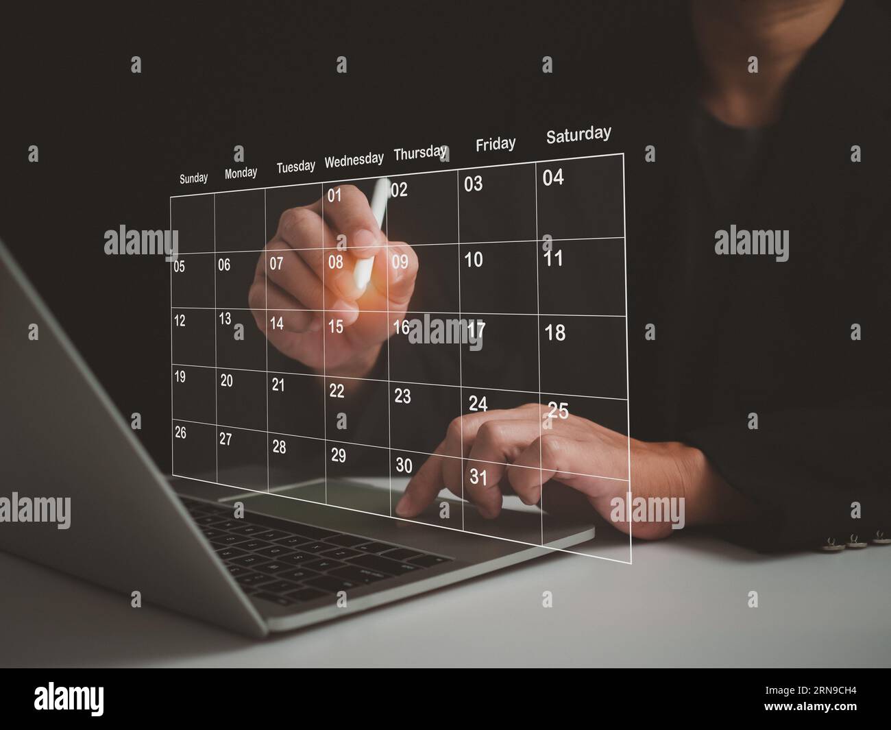 Uomo d'affari che contrassegna le date sul calendario virtuale, gestisce il suo programma aziendale, imposta promemoria per appuntamenti importanti, collage creativo per il piano Foto Stock
