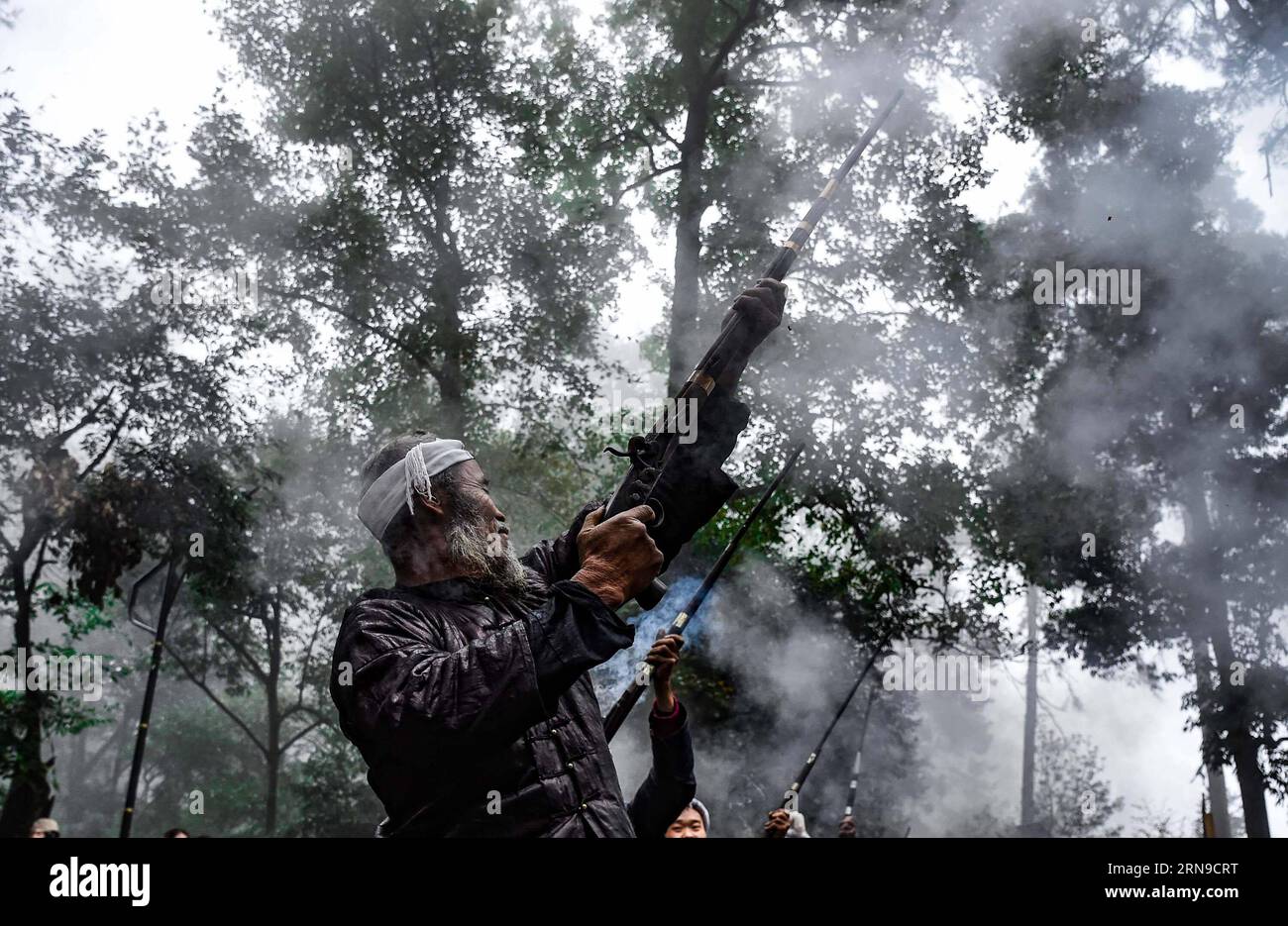 (151129) -- CONGJIANG, 28 novembre 2015 -- Un abitante locale spara la sua pistola per salutare i turisti nel villaggio Basha del gruppo etnico Miao nella contea di Congjiang, provincia di Guizhou nella Cina sud-occidentale, 28 novembre 2015. Il villaggio è risieduto dalla gente del gruppo etnico Miao che ha mantenuto i loro costumi e la loro cultura unici risalenti alle dinastie Ming e Qing. Ogni adulto maschio di questo villaggio possiede un fucile a polvere, che gli ha vinto il titolo di ultima tribù di uomini armati del gruppo etnico Miao . ) (wf) CHINA-GUIZHOU-MIAO ETHNIC GROUP-BASHA (CN) LiuxXu PUBLICATIONxNOTxINxCHN 151129 Congjiang Nov 28 2 Foto Stock (151129) -- CONGJIANG, 28 novembre 2015 -- Un abitante locale spara la sua pistola per salutare i turisti nel villaggio Basha del gruppo etnico Miao nella contea di Congjiang, provincia di Guizhou nella Cina sud-occidentale, 28 novembre 2015. Il villaggio è risieduto dalla gente del gruppo etnico Miao che ha mantenuto i loro costumi e la loro cultura unici risalenti alle dinastie Ming e Qing. Ogni adulto maschio di questo villaggio possiede un fucile a polvere, che gli ha vinto il titolo di ultima tribù di uomini armati del gruppo etnico Miao . ) (wf) CHINA-GUIZHOU-MIAO ETHNIC GROUP-BASHA (CN) LiuxXu PUBLICATIONxNOTxINxCHN 151129 Congjiang Nov 28 2 Foto Stock