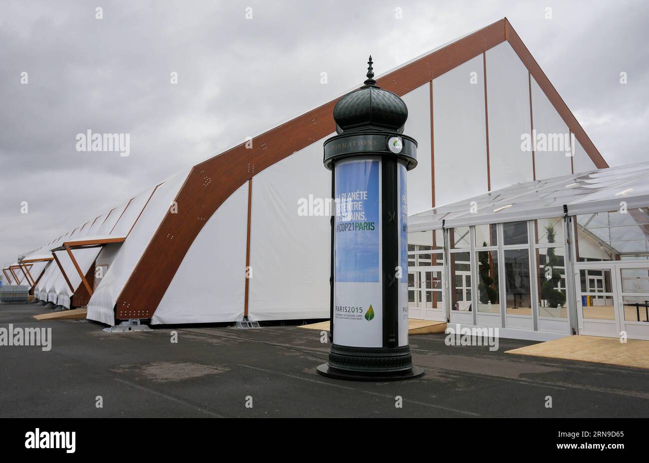 Klimakonferenz COP21 a Parigi (151129) -- PARIGI, 29 novembre 2015 -- foto scattata il 29 novembre 2015 mostra le Bourget dove si terrà la Conferenza delle Nazioni Unite sui cambiamenti climatici (COP 21) del 2015 a Parigi, in Francia. Già in stato di forte allerta terroristica, la Francia ha pianificato di versare 11.000 poliziotti e gendarmi in tutto il paese per garantire la sicurezza della prossima conferenza delle Nazioni Unite sui cambiamenti climatici (COP21). ) (Zjy) FRANCE-PARIS-COP 21 ZhouxLei PUBLICATIONxNOTxINxCHN Climate Conference COP21 a Parigi 151129 Parigi Nov 29 2015 la foto scattata IL 29 2015 novembre mostra le Bourget dove il CLIMA delle Nazioni Unite del 2015 Chang Foto Stock