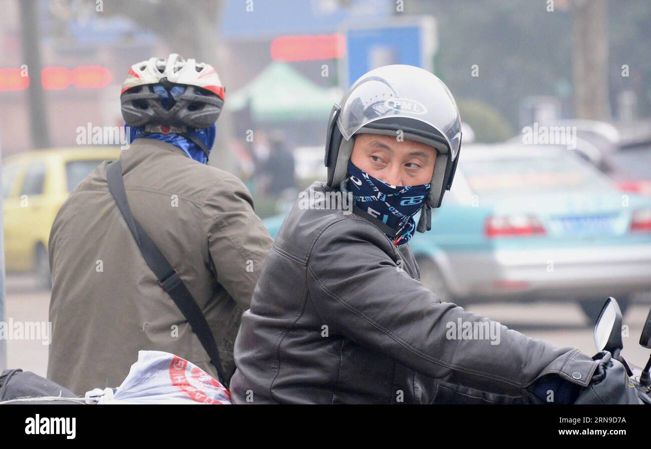 (151129) - JINAN, 29 novembre 2015 -- foto scattata il 29 novembre 2015 mostra un uomo in attesa del segnale stradale nello smog a Jinan, capitale della provincia dello Shandong della Cina orientale. Denso smog coperto Jinan la domenica. ) (dhf) CHINA-JINAN-AIR-SMOG (CN) FengxJie PUBLICATIONxNOTxINxCHN 151129 Jinan Nov 29 2015 la foto scattata IL 29 2015 novembre mostra un uomo in attesa del segnale del traffico a Smog a Jinan, capitale della provincia di Shan Dong, Dense Smog Cloaked Jinan domenica DHF China Jinan Air Smog CN FengxJie PUBLICATIONxNOTxINXCHN Foto Stock