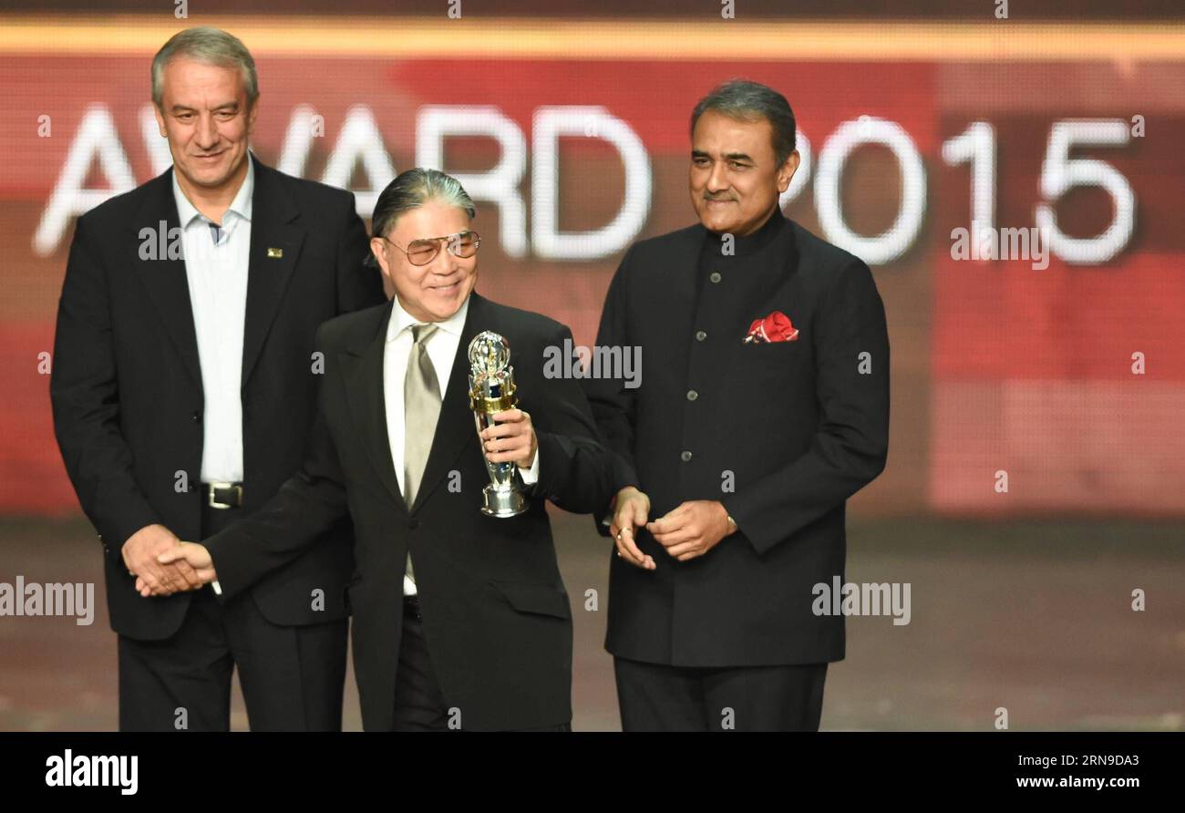 (151129) -- GURGAON, 29 novembre 2015 -- Timothy Tsun-Ting Fok (C) si pone con il trofeo dopo che la Hong Kong Football Association ha ricevuto il premio AFC Member Assiciation of the Year Developing Award durante la cerimonia di premiazione annuale AFC 2015 a Gurgaon, India, 29 novembre 2015. ) (SP)INDIA-GURGAON-AFC ANNUAL AWARDS BixXiaoyang PUBLICATIONxNOTxINxCHN 151129 Gurgaon Nov 29 2015 Timothy Tsun Ting FOK C si pone con il Trofeo dopo che la Hong Kong Football Association riceve il premio AFC Member of the Year Developing Award durante la cerimonia di premiazione annuale AFC 2015 a Gurgaon India Nov 29 2015 SP India Gurgaon AFC AFC AFC Ann Foto Stock