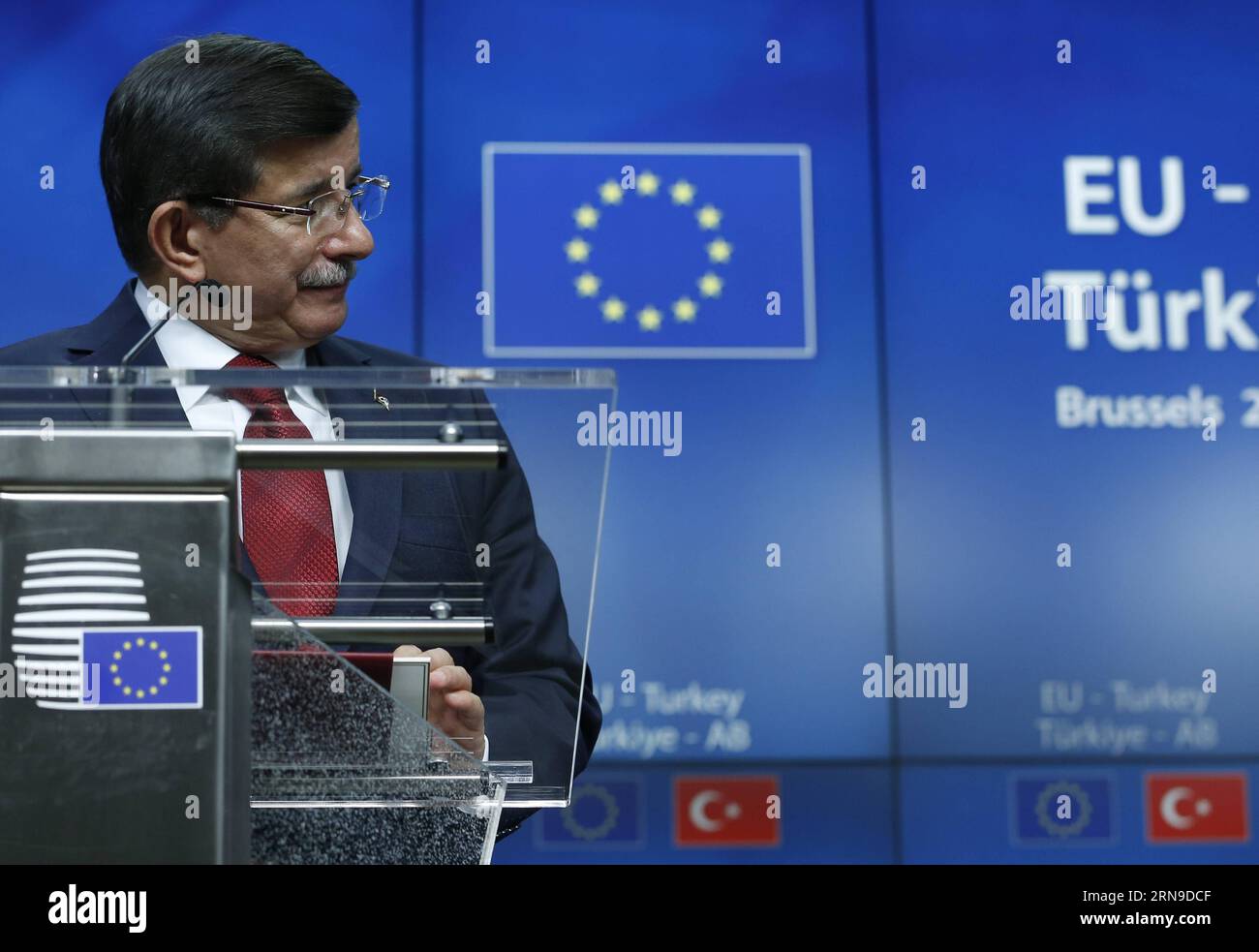 (151129) -- BRUXELLES, 29 novembre 2015 -- il primo ministro turco Ahmet Davutoglu si rivolge a una conferenza stampa congiunta con il presidente del Consiglio europeo Donald Tusk (non nella foto) e il presidente della Commissione europea Jean-Claude Juncker (non nella foto) dopo il vertice UE-Turchia presso la sede centrale dell'UE a Bruxelles, in Belgio, il 29 novembre 2015. L'Unione europea (UE) ha stipulato un accordo con la Turchia a tarda domenica, offrendo 3 miliardi di euro (3,18 miliardi di dollari) in aiuti e un accesso più promettente per l'adesione di Ankara al blocco, al commercio per una massiccia riduzione degli arrivi di migranti illegali. ESSERE Foto Stock