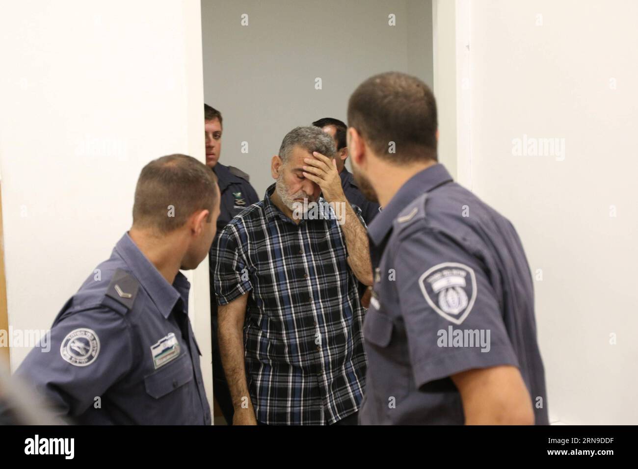 (151129) -- GERUSALEMME, 29 novembre 2015 -- foto del file scattata il 9 agosto 2015, mostra Hassan Khalil Hizran al tribunale distrettuale centrale di Lod, Israele centrale. Un tribunale israeliano condannato il 29 novembre 2015, cittadino svedese di origine palestinese-libanese per aver spiato per il gruppo militante libanese Hezbollah. A seguito di un patteggiamento con l'accusa, Hassan Khalil Hizran, 55 anni, fu dichiarato colpevole di aver contattato un agente straniero e passato informazioni a Hezbollah, un'organizzazione sciita che controlla il sud del Libano e il nemico di lunga data di Israele. /YOSSI ZELIGER) -ISRAELE FUORI- ISRAELE-SVEDESE-SPIONAGGIO-LIBANO- Foto Stock