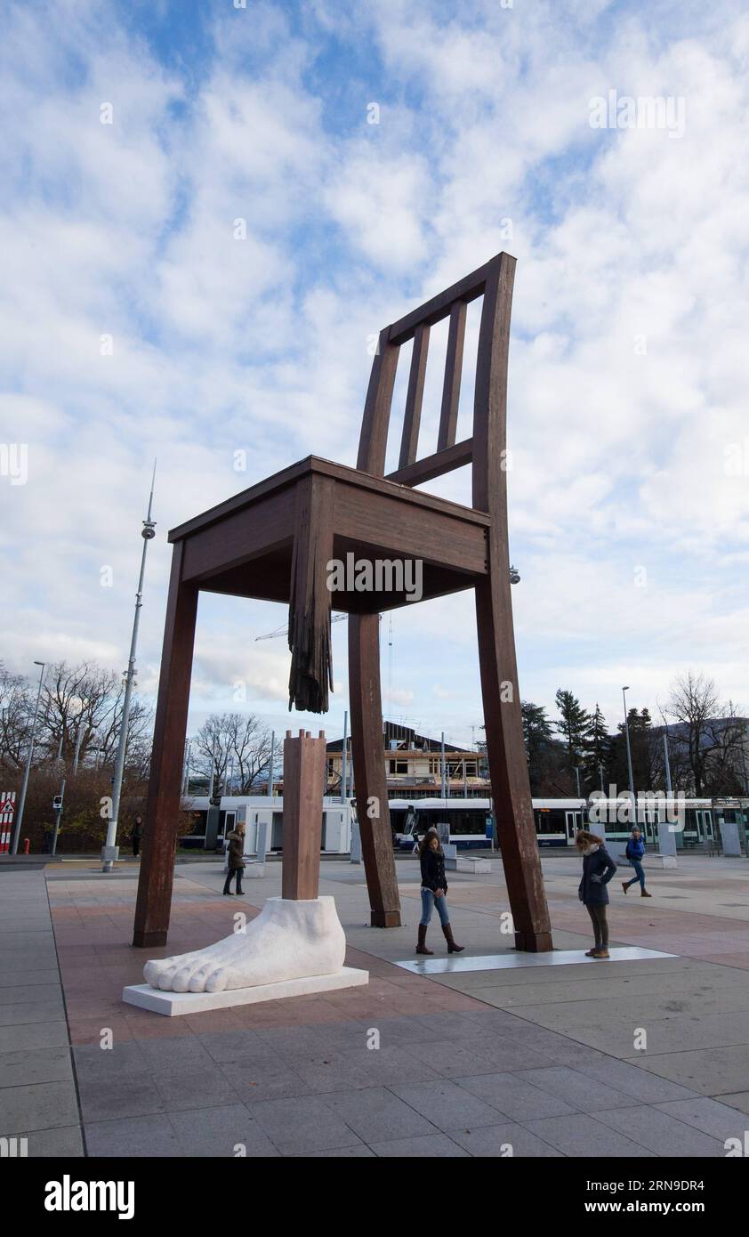 (151130) -- GINEVRA, 30 novembre 2015 -- le foto scattate il 30 novembre 2015 mostrano la famosa scultura Broken Chair installata con una nuova gamba e un nuovo piede in Place des Nations a Ginevra, Svizzera. Lunedì a Ginevra è stata aperta a Ginevra una riunione degli Stati parti della convenzione del 1997 sul divieto dell'uso, dello stoccaggio, della produzione e del trasferimento delle mine antipersona e sulla loro distruzione. ) SVIZZERA-GINEVRA-SEDIA ROTTA-GAMBA NUOVA XuxJinquan PUBLICATIONxNOTxINxCHN 151130 Ginevra novembre 30 2015 le foto scattate IL 30 2015 novembre mostrano la famosa Sculpture Broken Chair installata con una nuova gamba e un nuovo piede Foto Stock