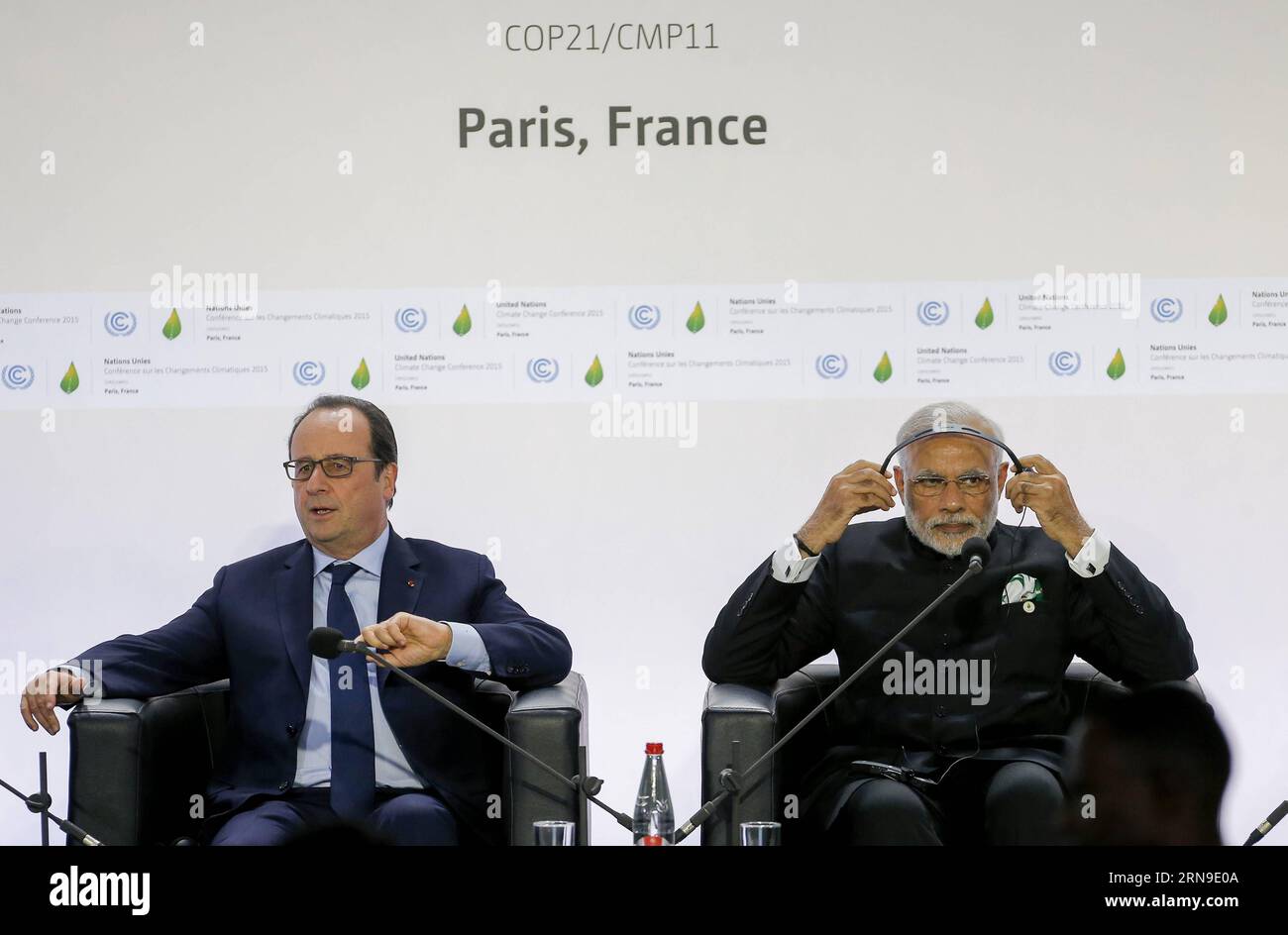 (151130) -- PARIGI, 30 novembre 2015 -- il presidente francese Francois Hollande (L) e il primo ministro indiano Narendra modi partecipano alla cerimonia di lancio dell'Alleanza solare Internazionale durante la Conferenza delle Nazioni Unite sui cambiamenti climatici (COP 21) del 2015 a le Bourget, nella periferia settentrionale di Parigi, Francia, 30 novembre 2015. L'Alleanza solare Internazionale, lanciata congiuntamente da India e Francia lunedì a margine della Conferenza delle Nazioni Unite sui cambiamenti climatici del 2015 (COP 21), dovrebbe costruire una piattaforma per la cooperazione tra i paesi ricchi di risorse solari. ) FRANCE-PARIS-COP 21-FRANCE-INDIA-I Foto Stock